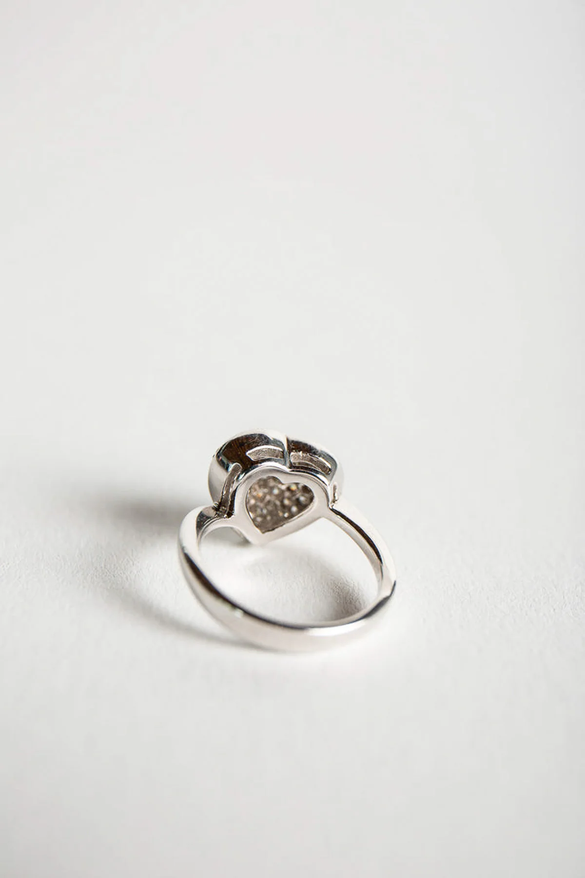 MAXFIELD PRIVATE COLLECTION | WHITE GOLD HEART RING - Image 3