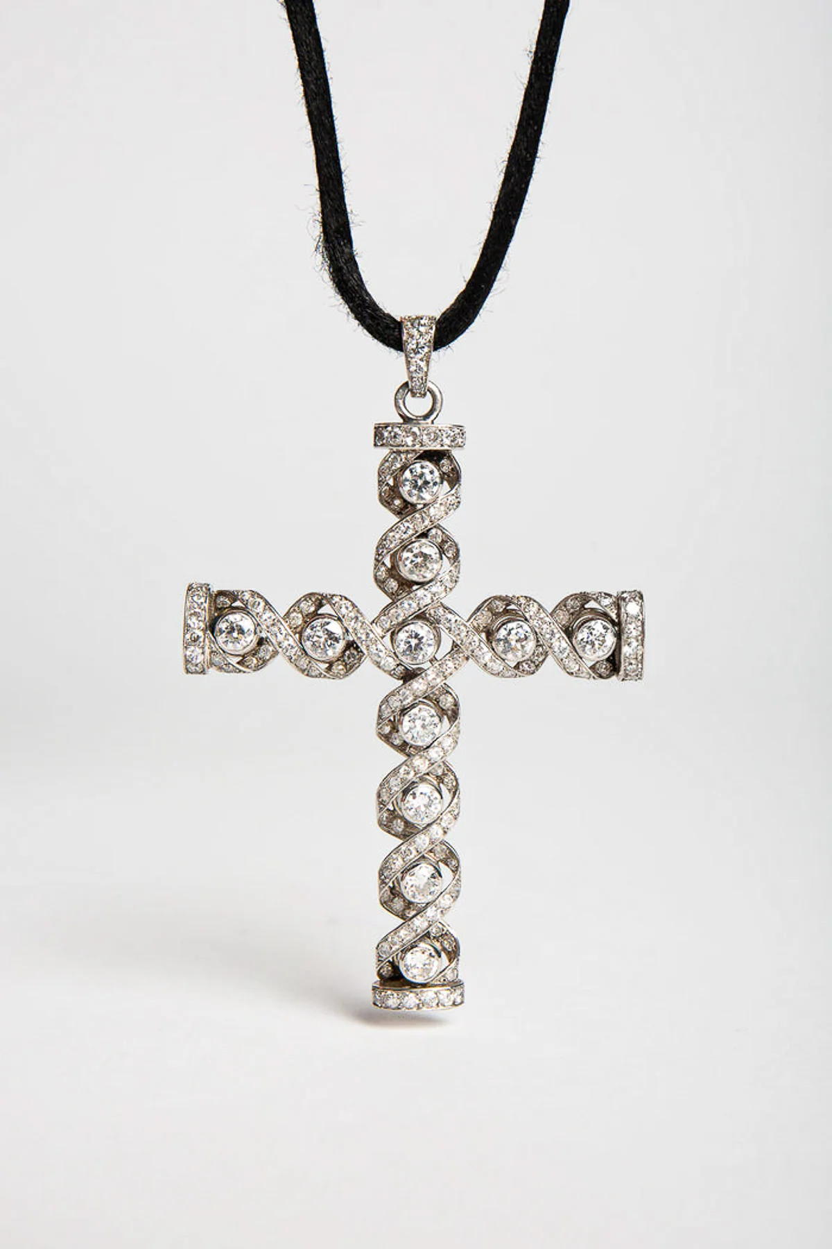 MAXFIELD PRIVATE COLLECTION | 1940'S DIAMOND CROSS NECKLACE