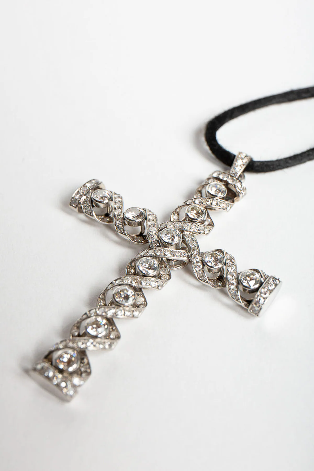MAXFIELD PRIVATE COLLECTION | 1940'S DIAMOND CROSS NECKLACE - Image 2