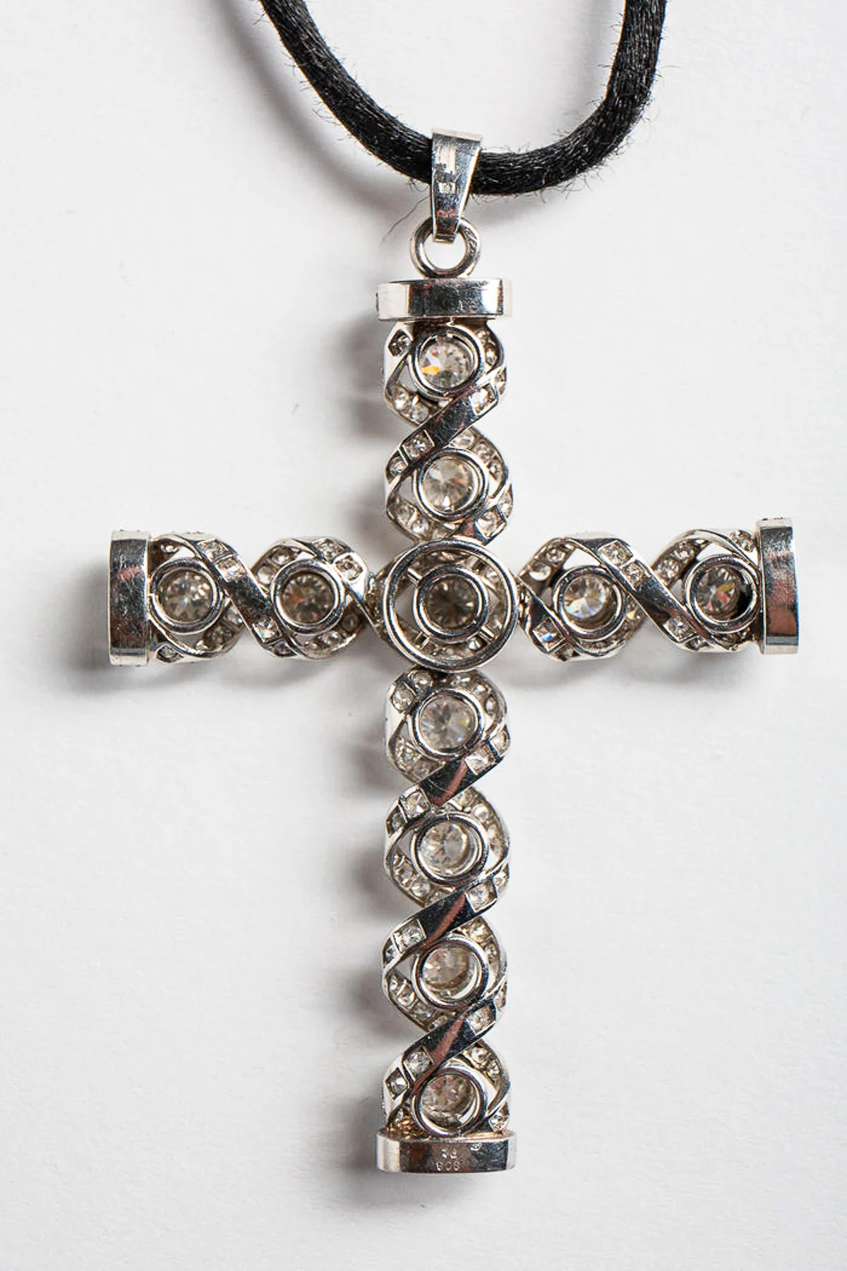 MAXFIELD PRIVATE COLLECTION | 1940'S DIAMOND CROSS NECKLACE - Image 3
