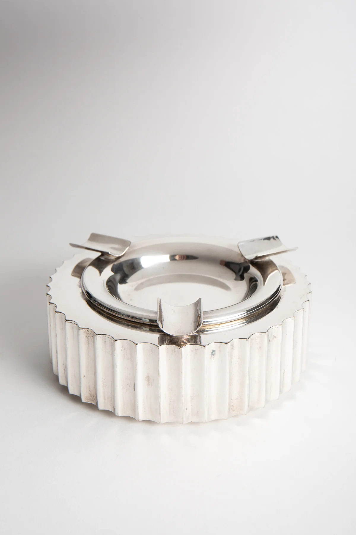 MAXFIELD PRIVATE COLLECTION | 1940'S MACHINE AGE ASHTRAY