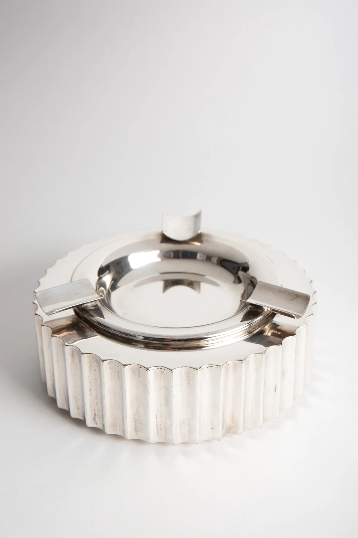MAXFIELD PRIVATE COLLECTION | 1940'S MACHINE AGE ASHTRAY - Image 2