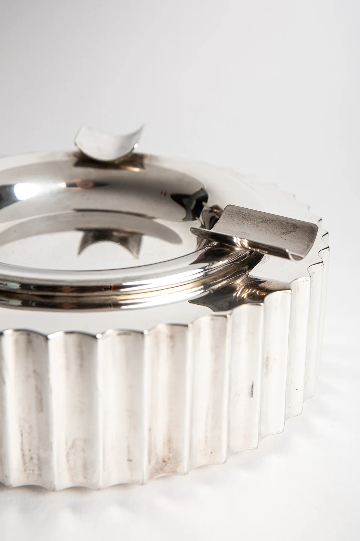 MAXFIELD PRIVATE COLLECTION | 1940'S MACHINE AGE ASHTRAY - Image 3
