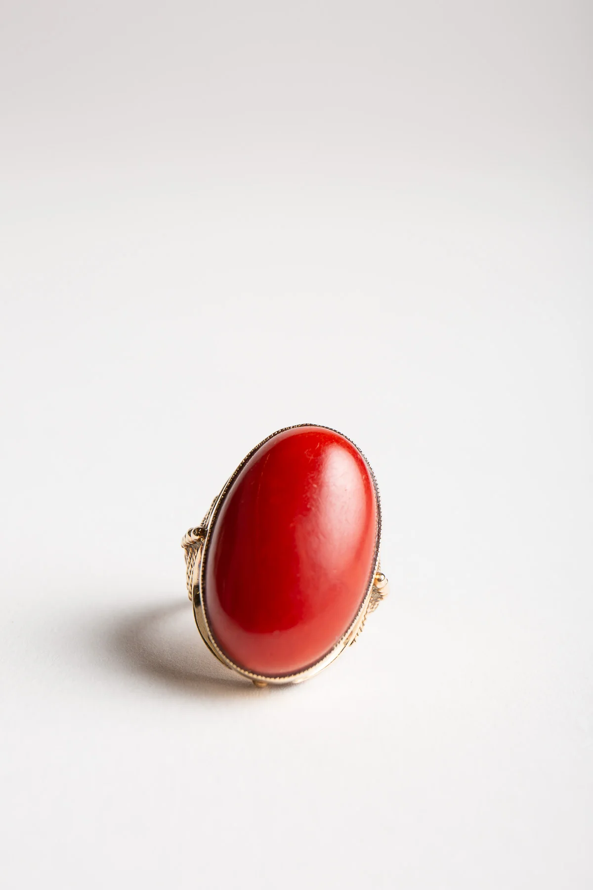 MAXFIELD PRIVATE COLLECTION | 1970'S 18K CORAL RING - Image 2