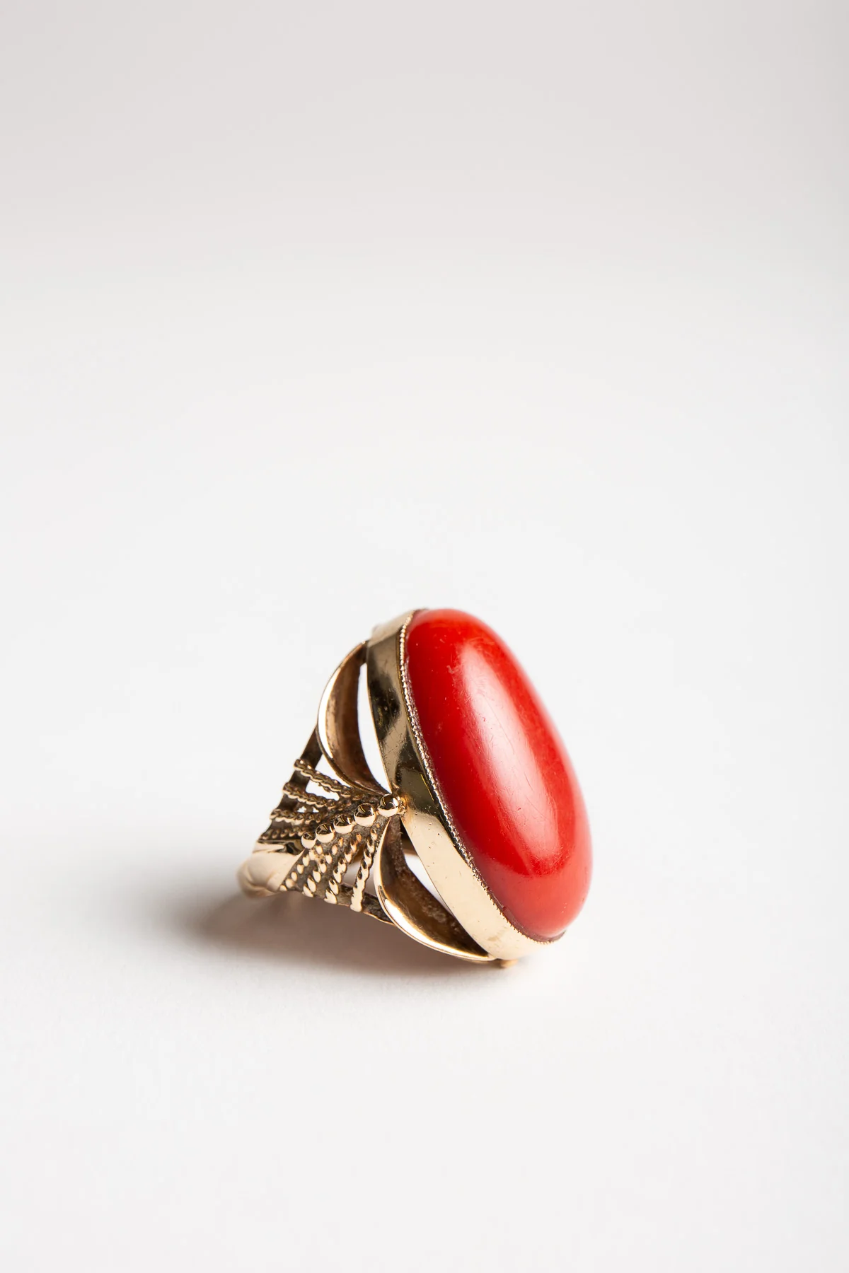 MAXFIELD PRIVATE COLLECTION | 1970'S 18K CORAL RING - Image 3