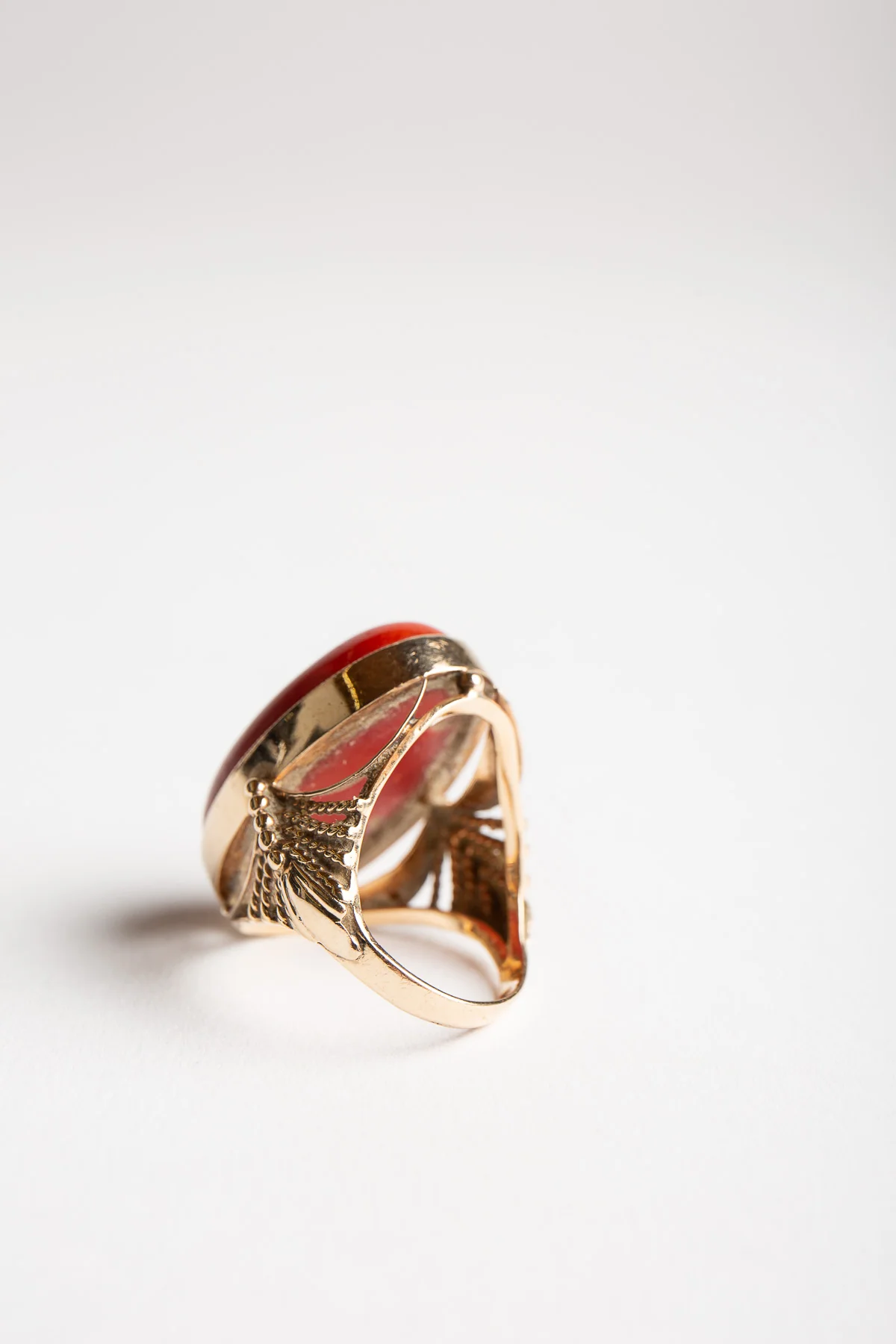 MAXFIELD PRIVATE COLLECTION | 1970'S 18K CORAL RING - Image 4