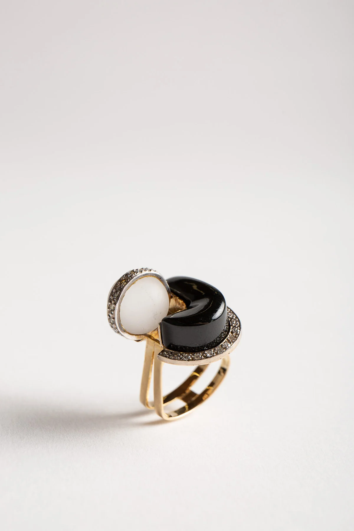 MAXFIELD PRIVATE COLLECTION | 1970'S ONYX QUARTZ RING - Image 2