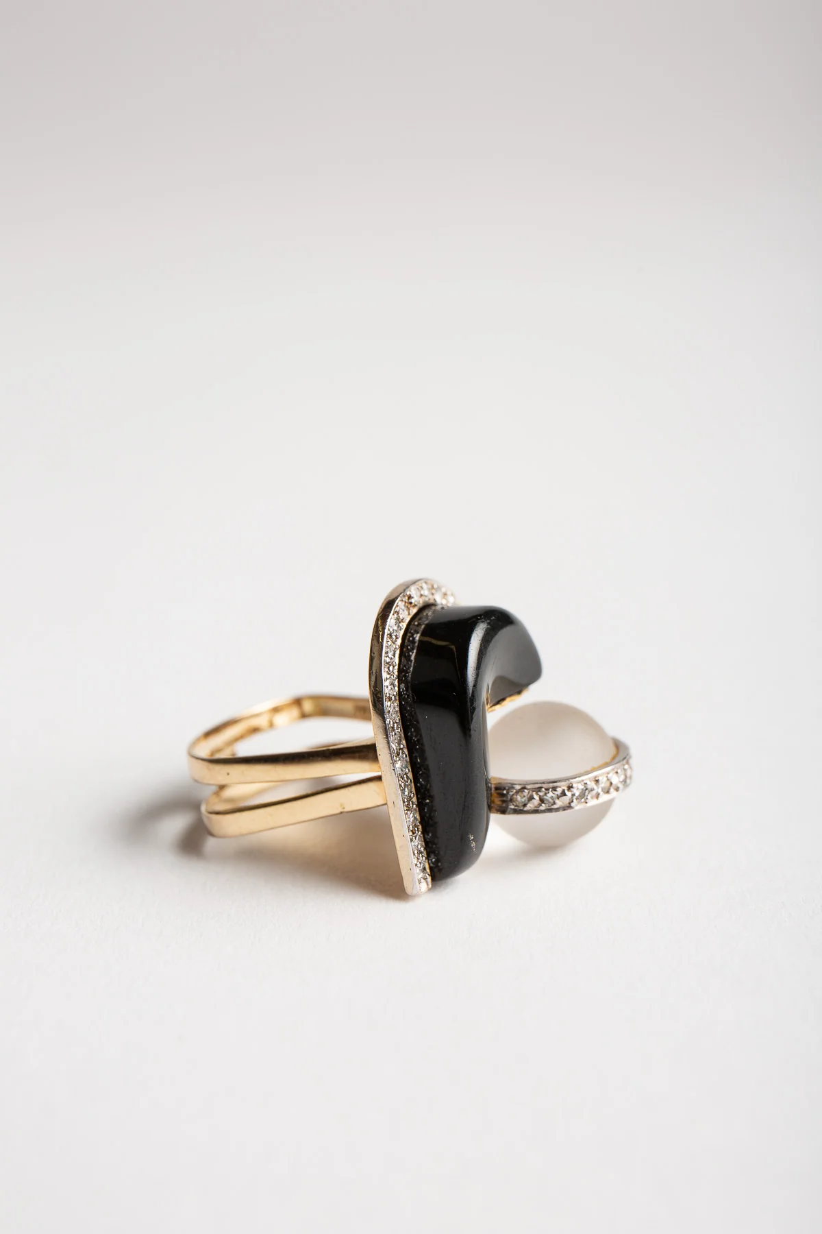 MAXFIELD PRIVATE COLLECTION | 1970'S ONYX QUARTZ RING - Image 3