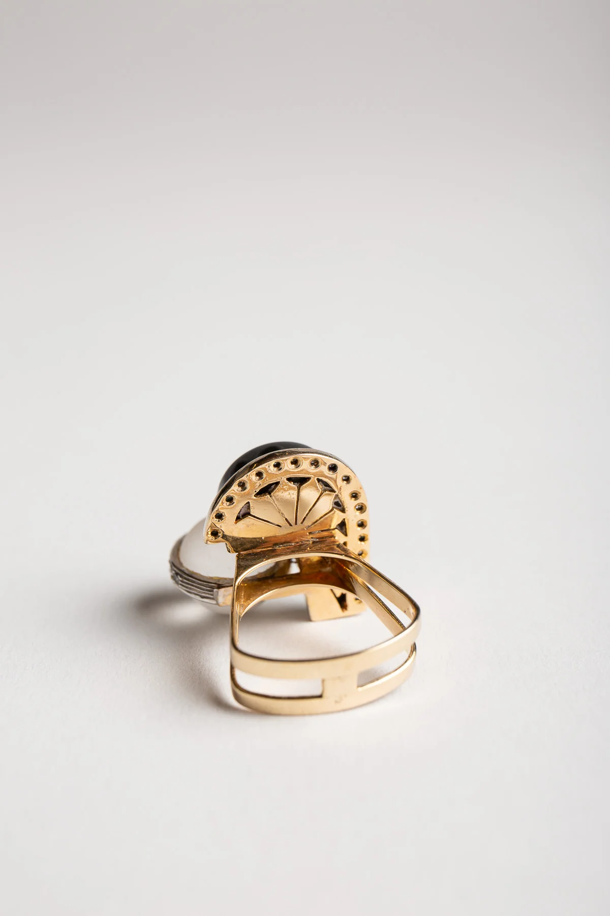 MAXFIELD PRIVATE COLLECTION | 1970'S ONYX QUARTZ RING - Image 4