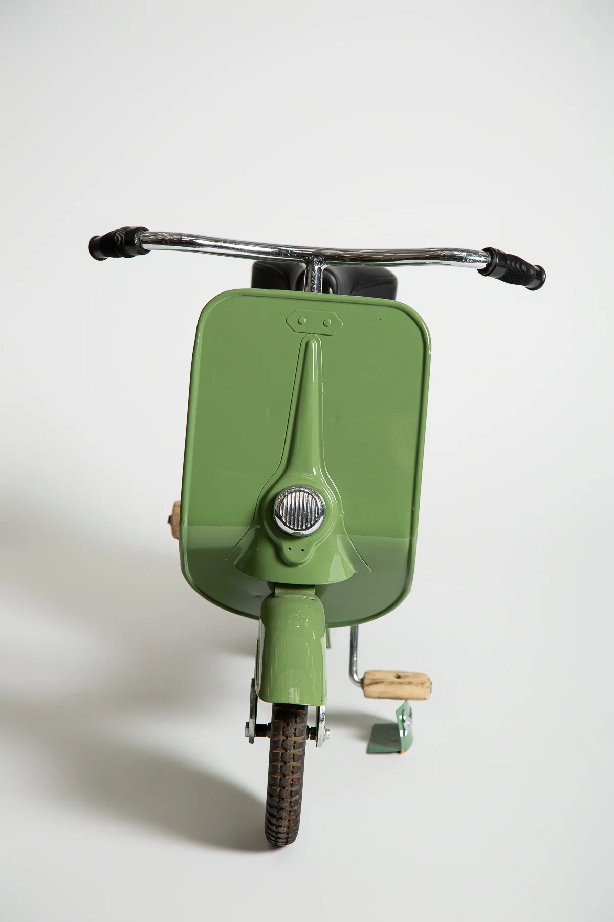 MAXFIELD PRIVATE COLLECTION | 1950'S CHILD SIZE VESPA SCOOTER - Image 2