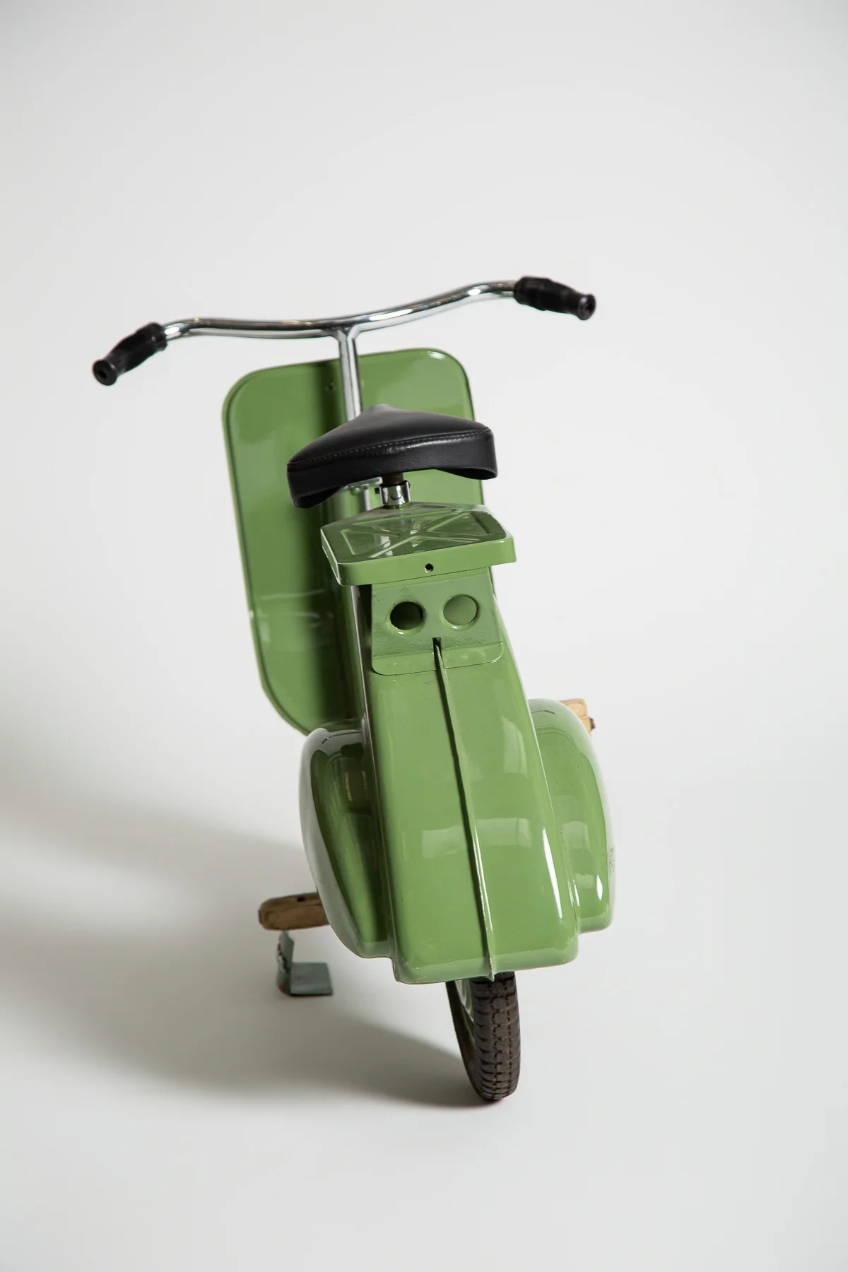 MAXFIELD PRIVATE COLLECTION | 1950'S CHILD SIZE VESPA SCOOTER - Image 3