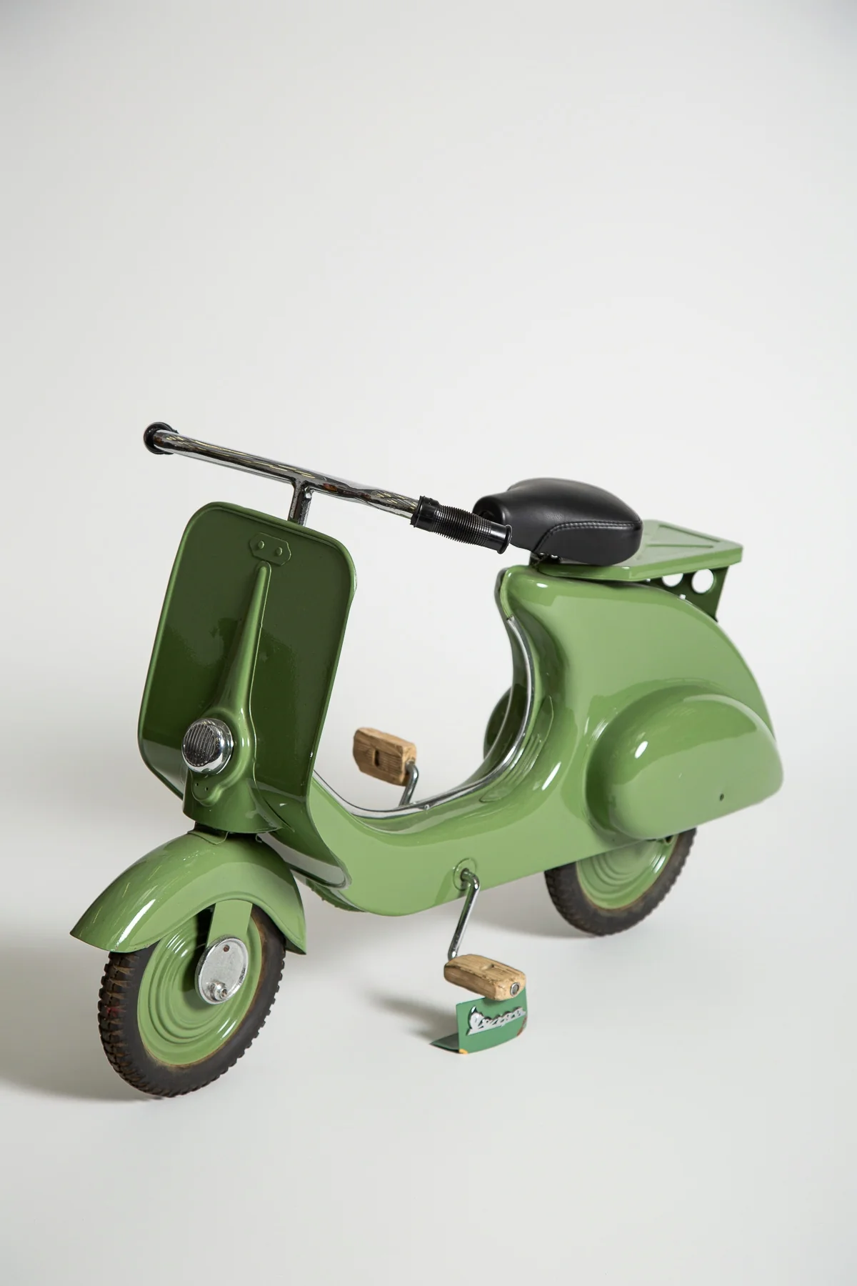 MAXFIELD PRIVATE COLLECTION | 1950'S CHILD SIZE VESPA SCOOTER - Image 4
