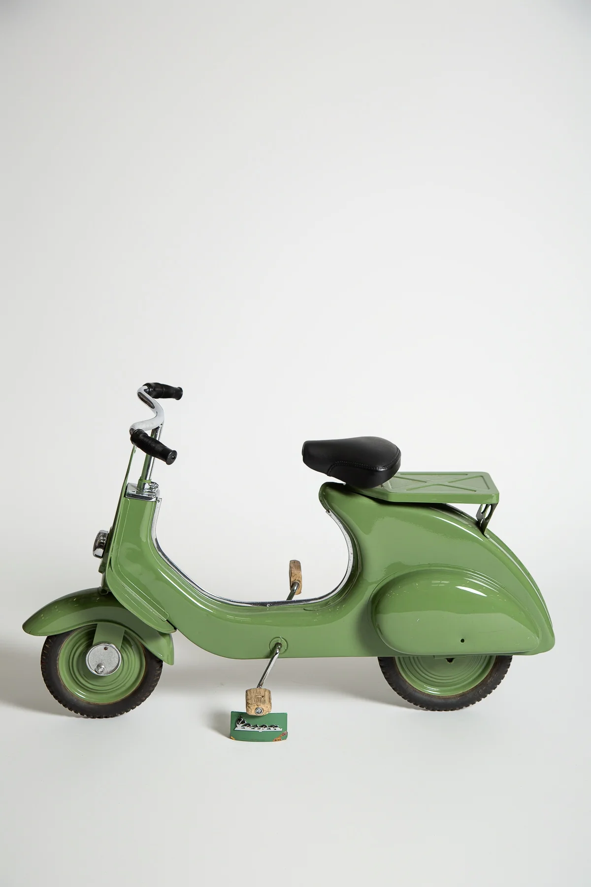 MAXFIELD PRIVATE COLLECTION | 1950'S CHILD SIZE VESPA SCOOTER - Image 5