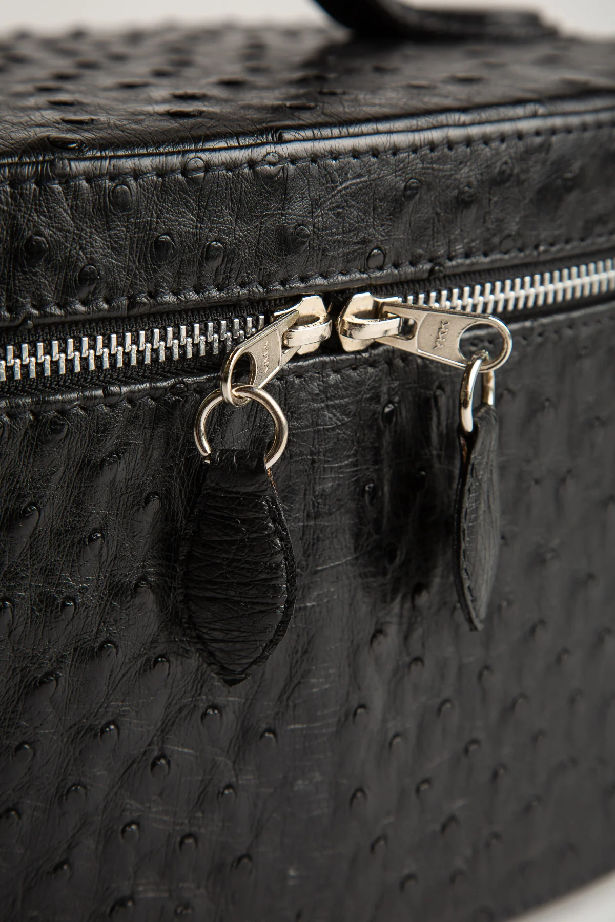 MAXFIELD PRIVATE COLLECTION | OVAL VANITY CASE - Image 4
