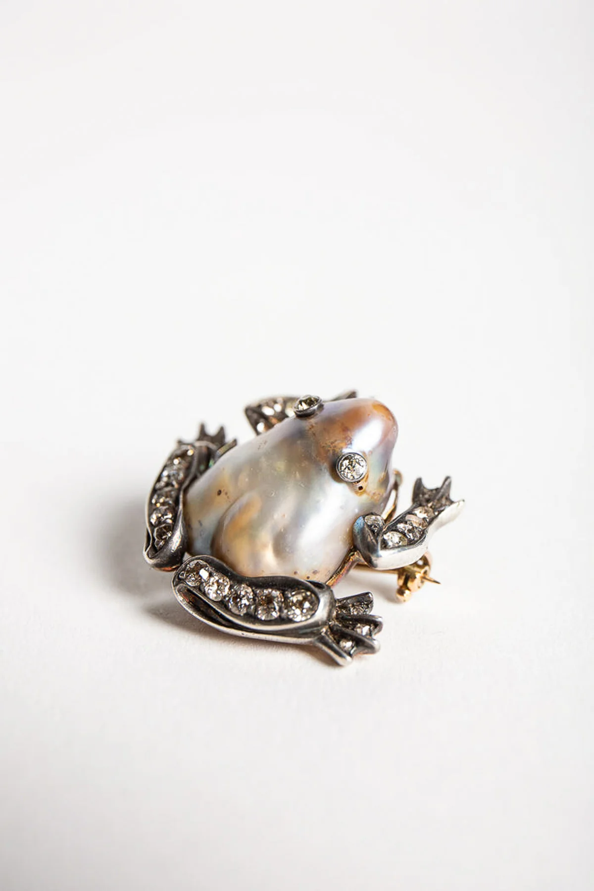 MAXFIELD PRIVATE COLLECTION | VINTAGE ABALONE SHELL FROG BROOCH - Image 2
