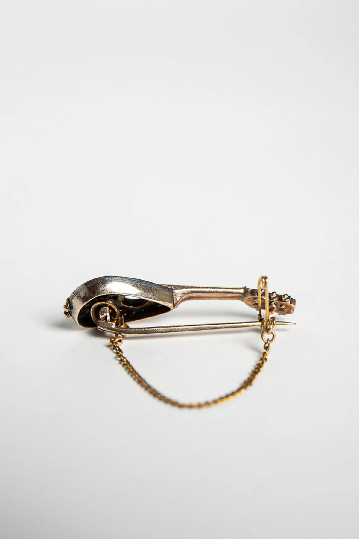 MAXFIELD PRIVATE COLLECTION | VINTAGE MANDOLIN BROOCH - Image 3