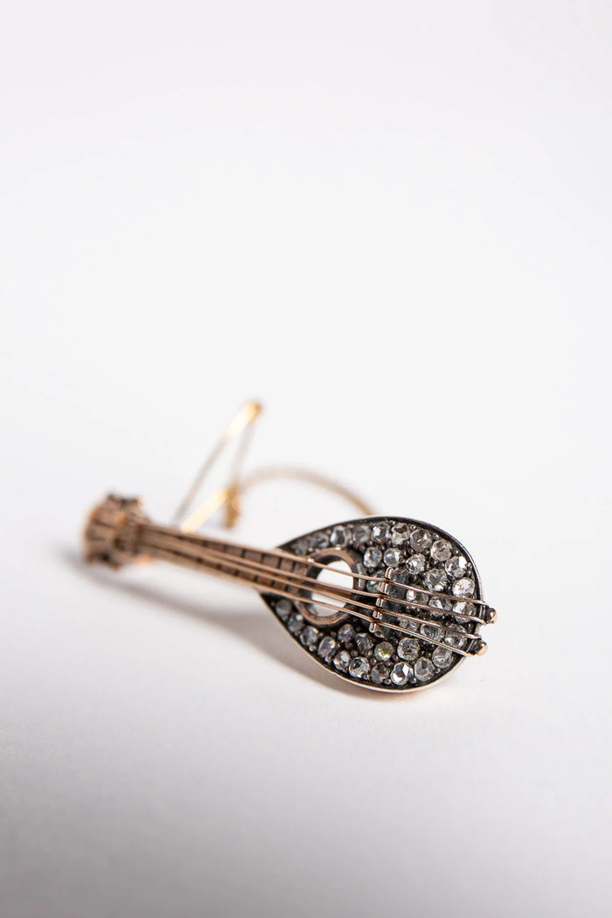 MAXFIELD PRIVATE COLLECTION | VINTAGE MANDOLIN BROOCH - Image 4