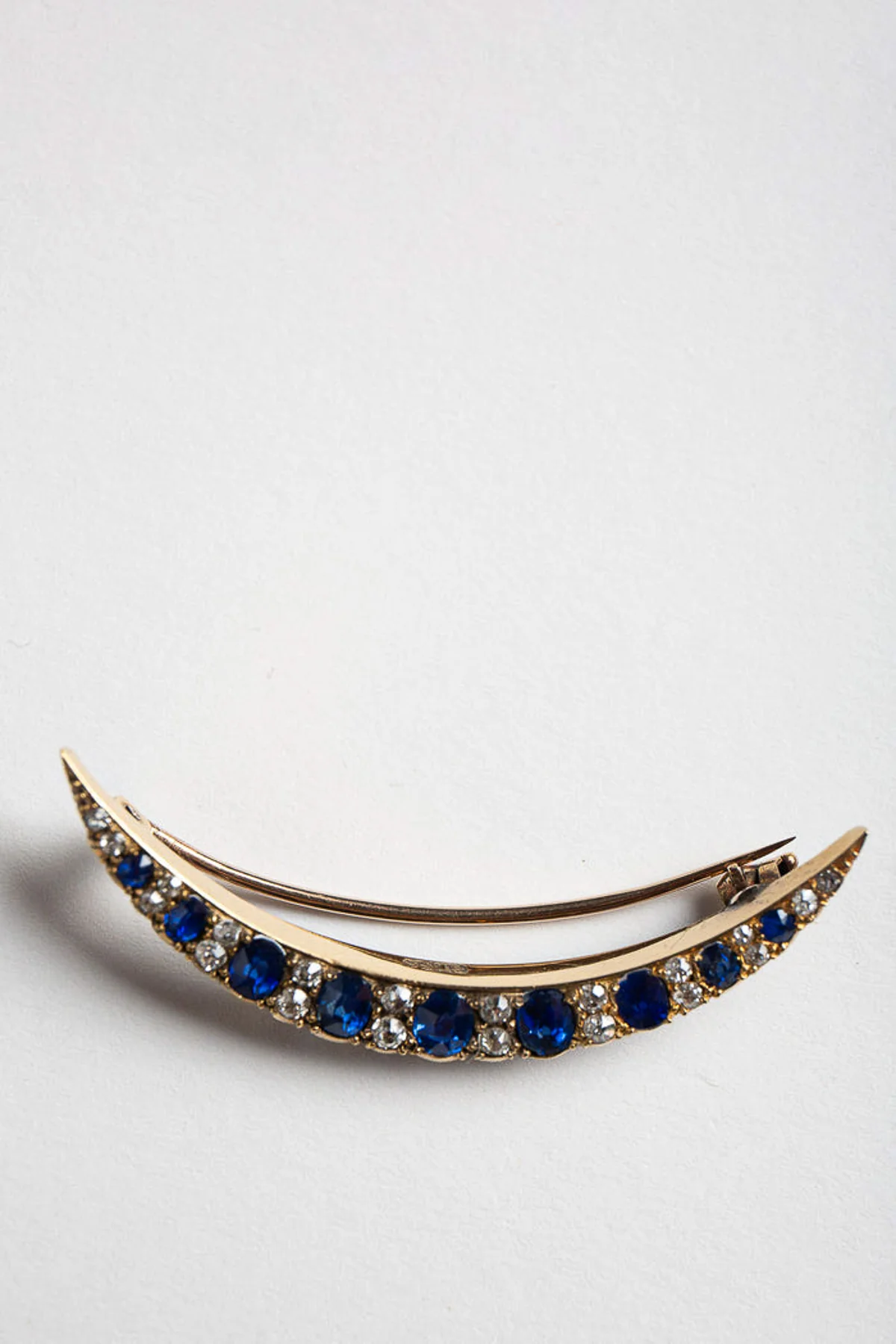 MAXFIELD PRIVATE COLLECTION | VINTAGE SAPPHIRE & DIAMOND BROOCH