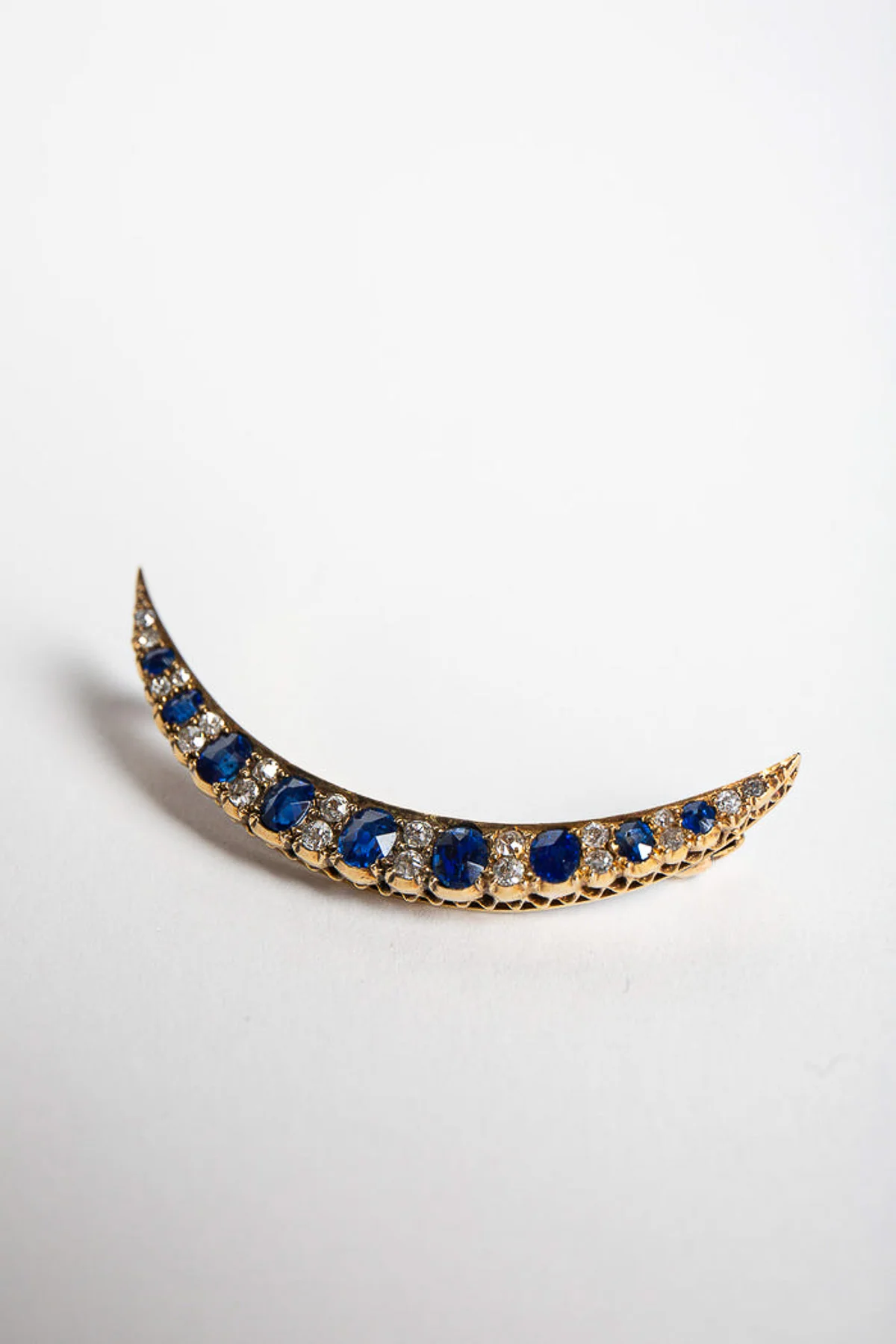 MAXFIELD PRIVATE COLLECTION | VINTAGE SAPPHIRE & DIAMOND BROOCH - Image 2