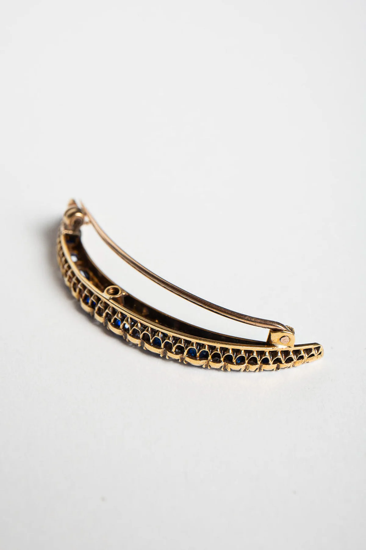 MAXFIELD PRIVATE COLLECTION | VINTAGE SAPPHIRE & DIAMOND BROOCH - Image 3