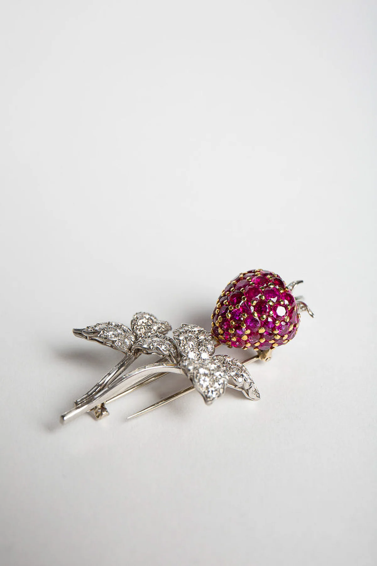 MAXFIELD PRIVATE COLLECTION | VINTAGE STRAWBERRY RUBY & DIAMOND PIN - Image 2