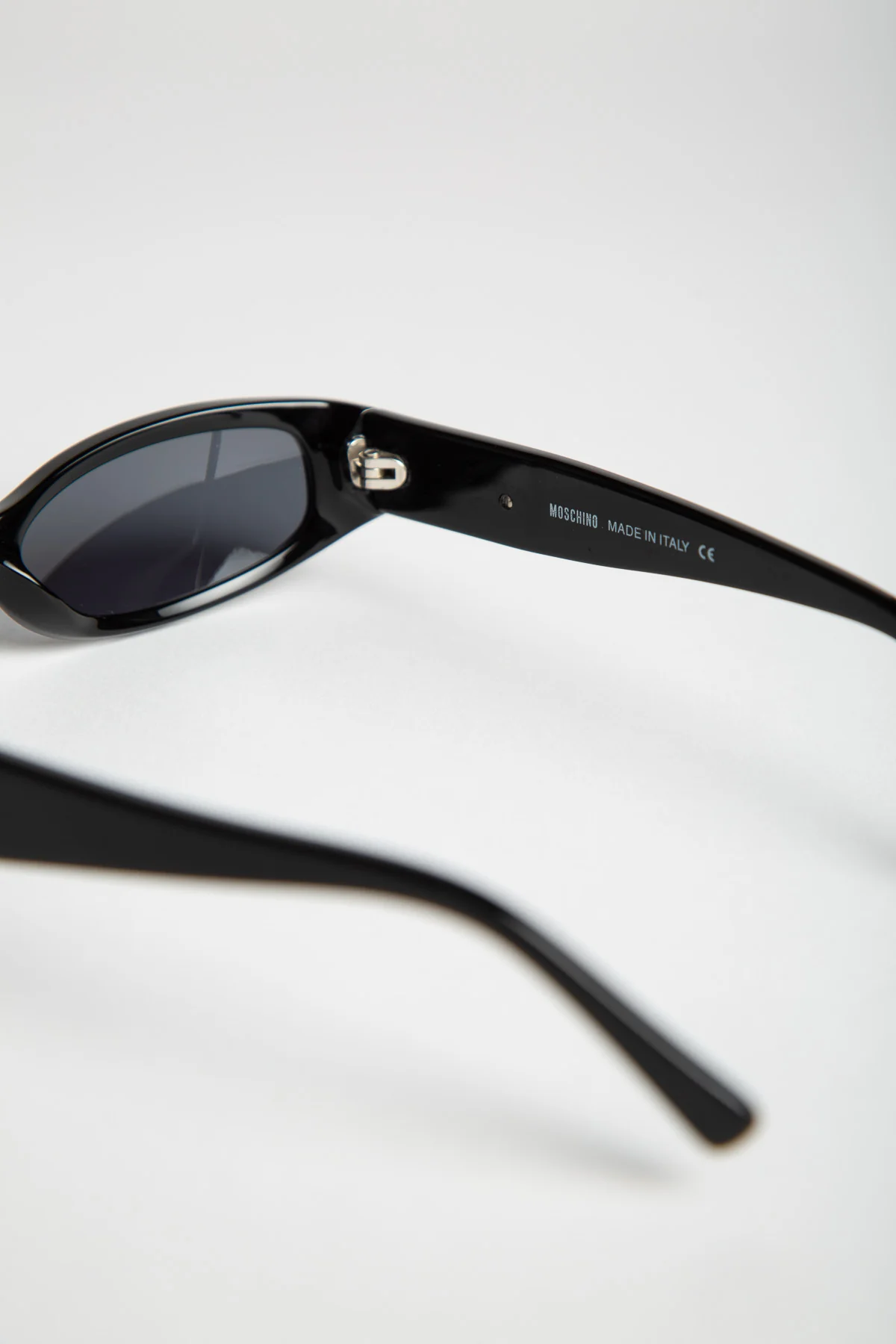 MAXFIELD VINTAGE | 1990'S MOSCHINO M3602 SUNGLASSES - Image 3