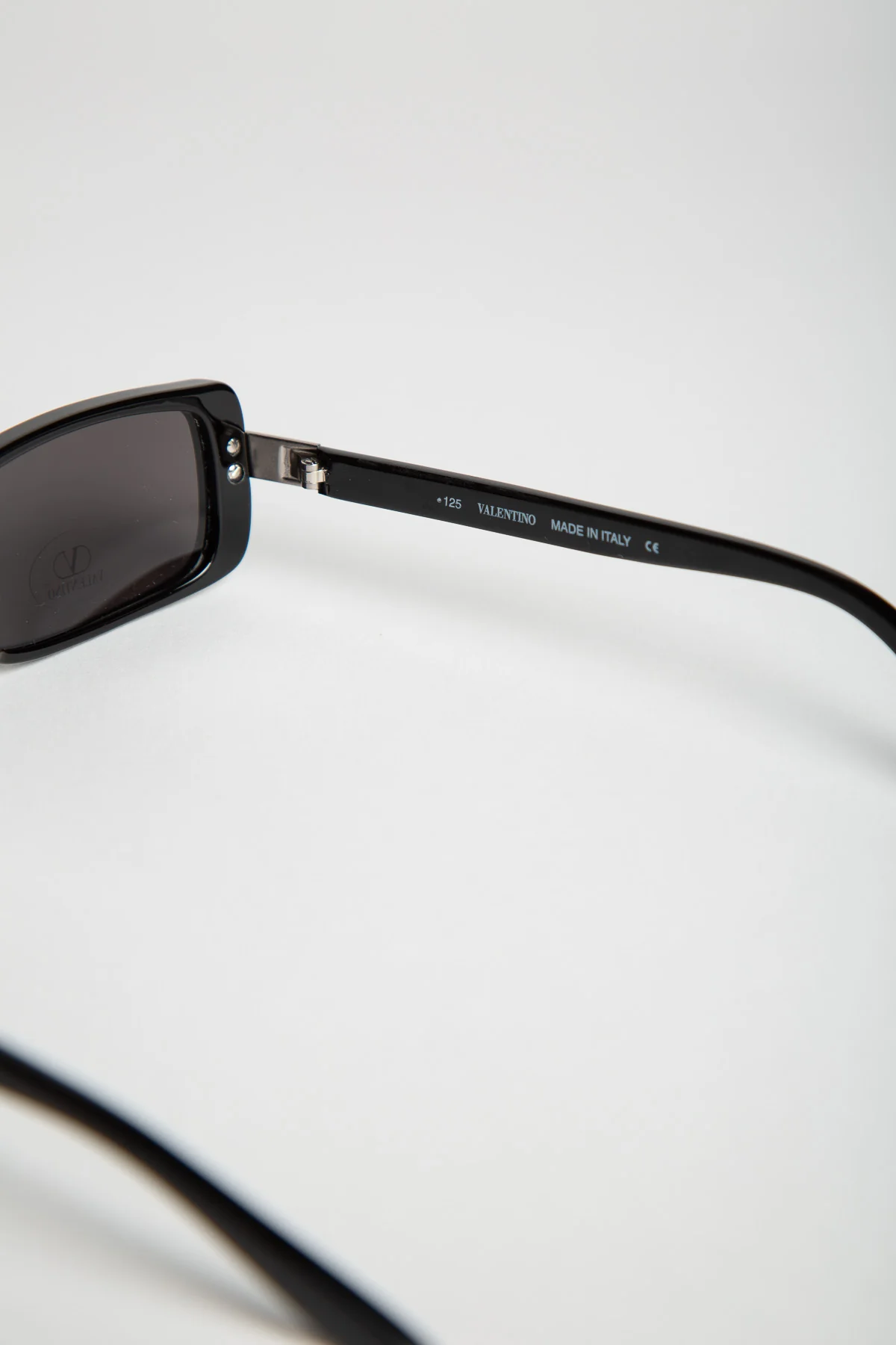 MAXFIELD VINTAGE | 2000'S VALENTINO 5105 SUNGLASSES - Image 3