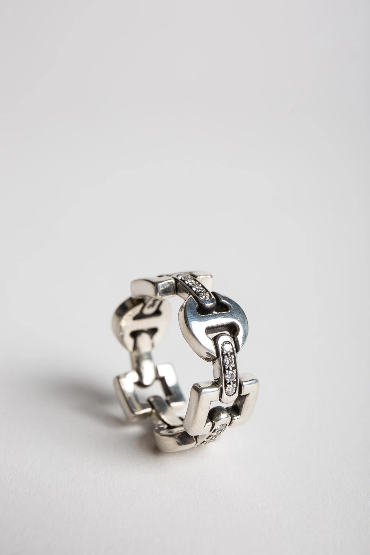 NAHMIAS | STERLING SILVER DIAMOND CLASSIC TRI-LINK RING - Image 2