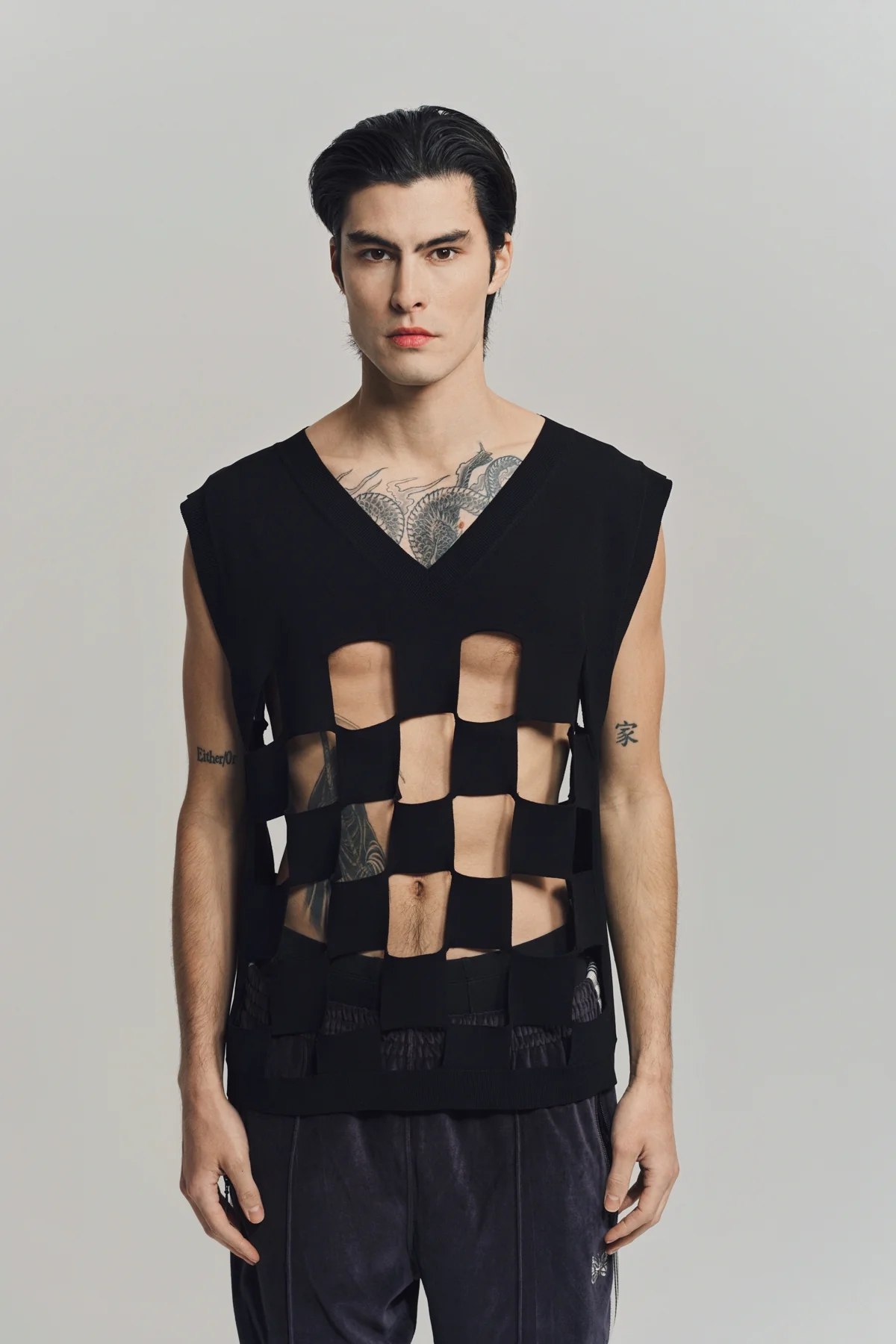NOMARHYTHM TEXTILE | CUT-OUT CHECKER KNIT VEST - Image 2