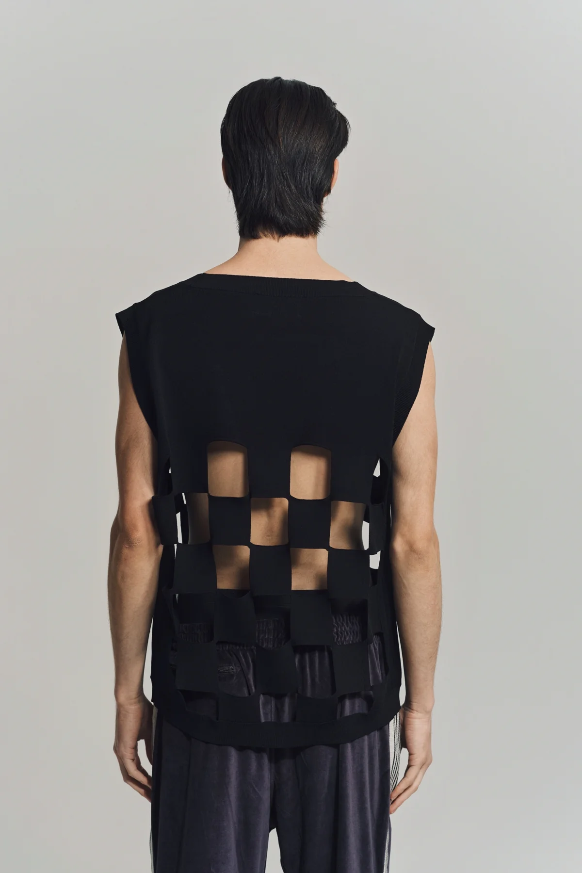 NOMARHYTHM TEXTILE | CUT-OUT CHECKER KNIT VEST - Image 4