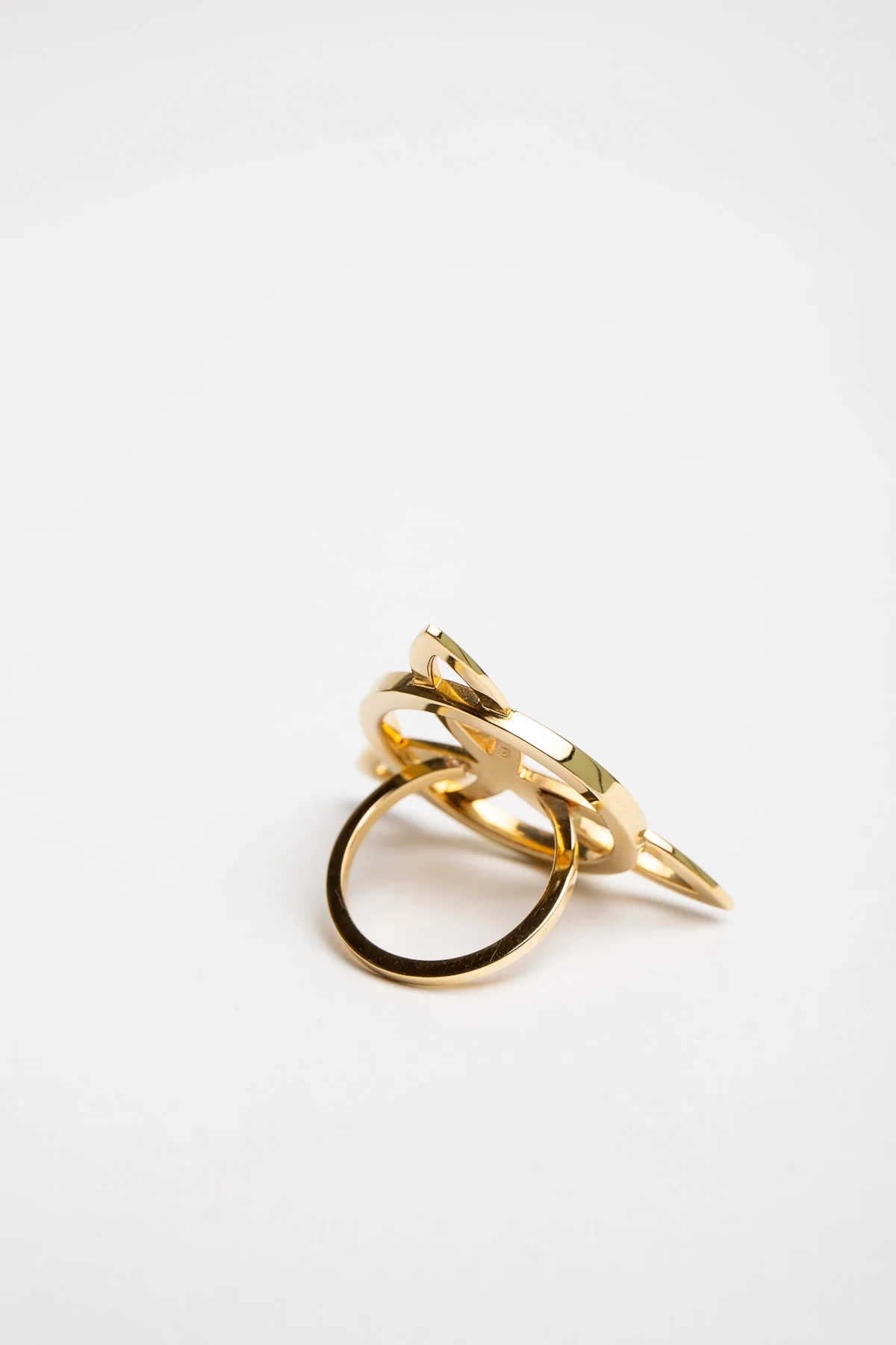 SARAH JANE WILDE | BLACK STAR PROPELLER GOLD RING - Image 3