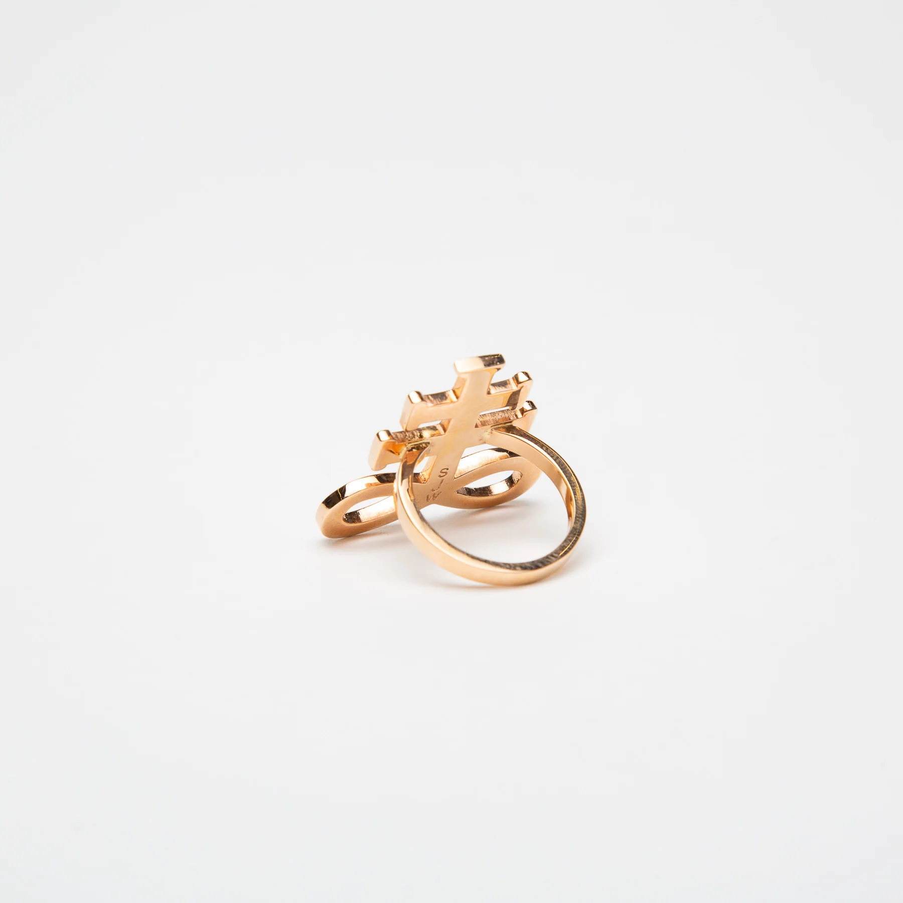 SARAH JANE WILDE | BLACK STAR UPSIDE DOWN CROSS RING - Image 3