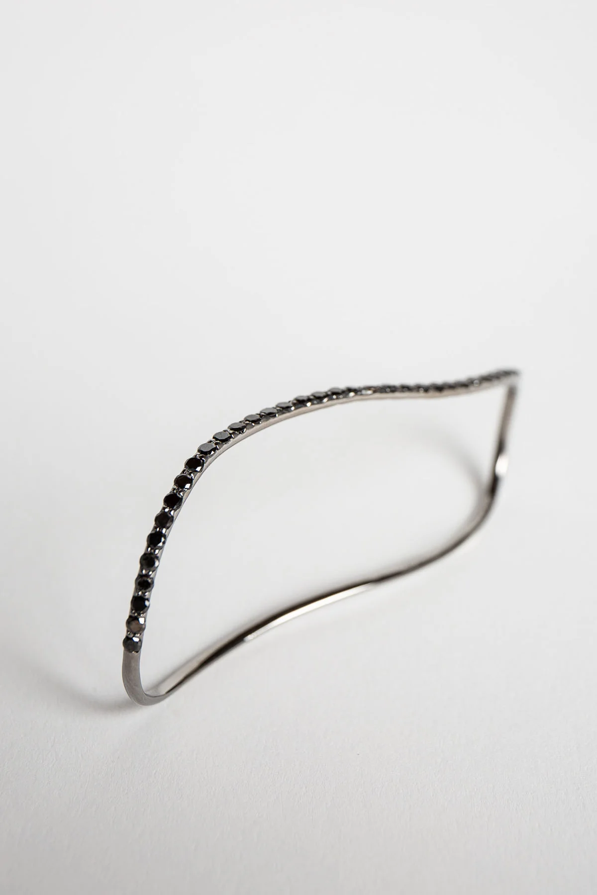 STEFERE | WHITE GOLD & BLACK DIAMOND HAND RING - Image 4