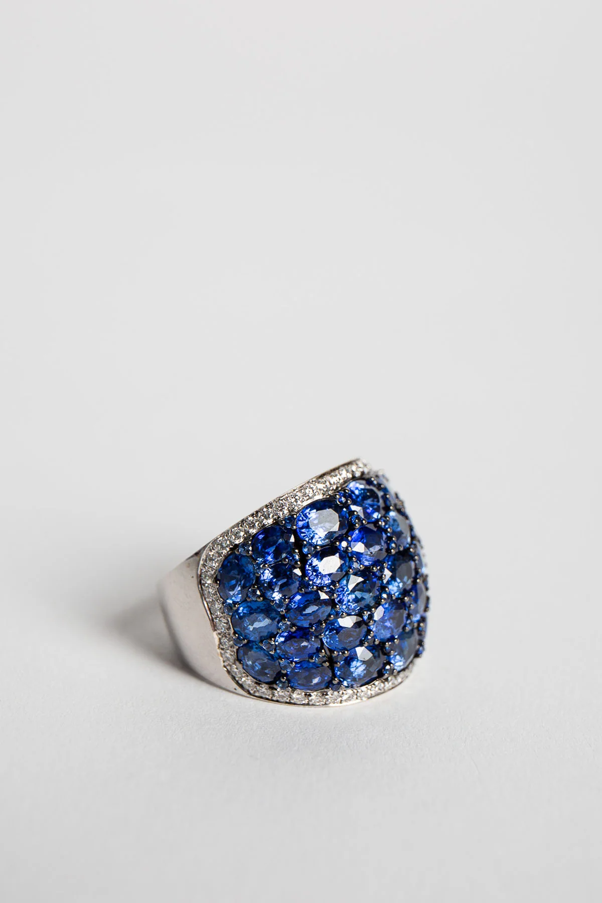 STEFERE | WHITE GOLD, DIAMOND, AND BLUE SAPPHIRE RING - Image 2