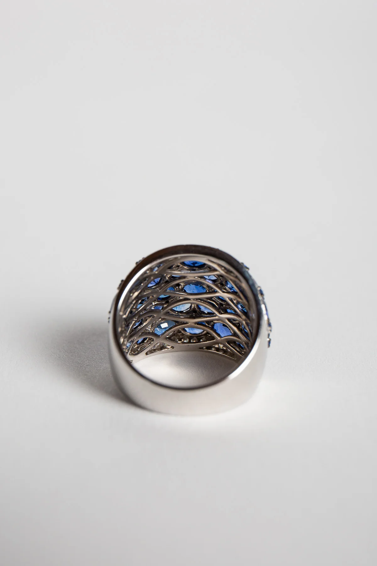 STEFERE | WHITE GOLD, DIAMOND, AND BLUE SAPPHIRE RING - Image 3