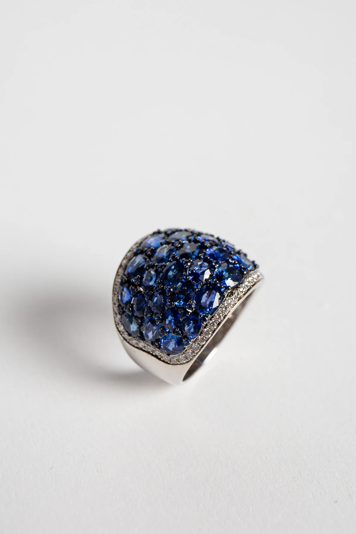 STEFERE | WHITE GOLD, DIAMOND, AND BLUE SAPPHIRE RING - Image 4