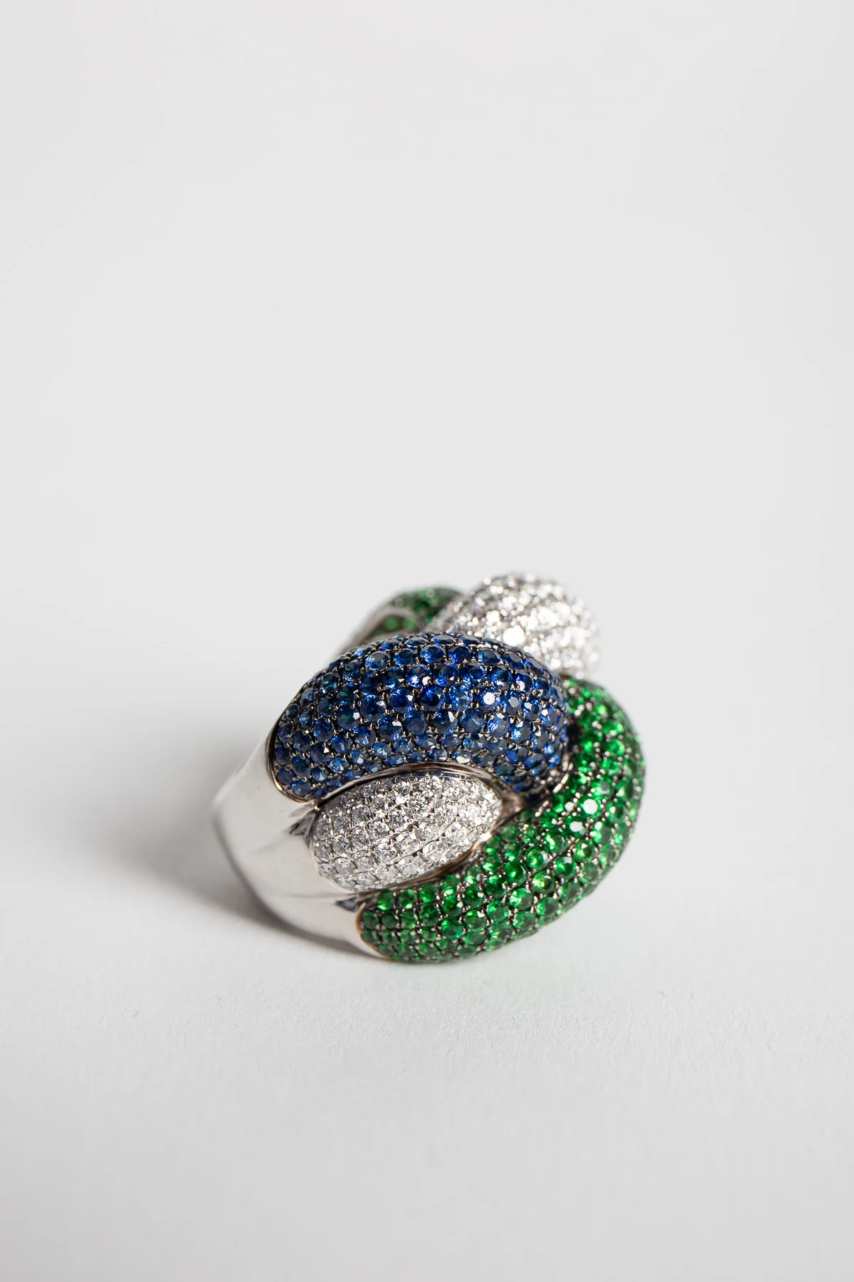 STEFERE | WHITE GOLD, DIAMOND, GREEN GARNET, BLUE SAPPHIRE KNOT RING - Image 3