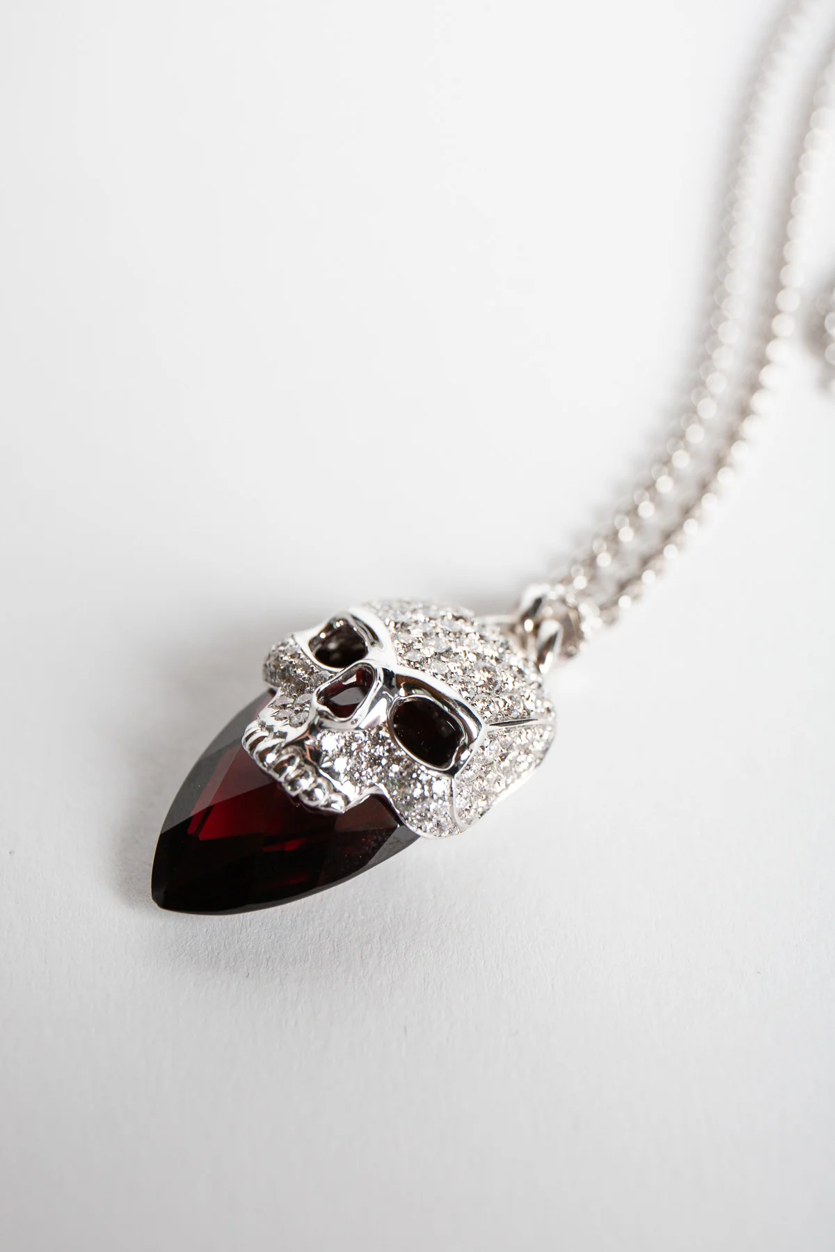 STEPHEN WEBSTER | 18K WHITE GOLD SKULL GARNET NECKLACE - Image 4