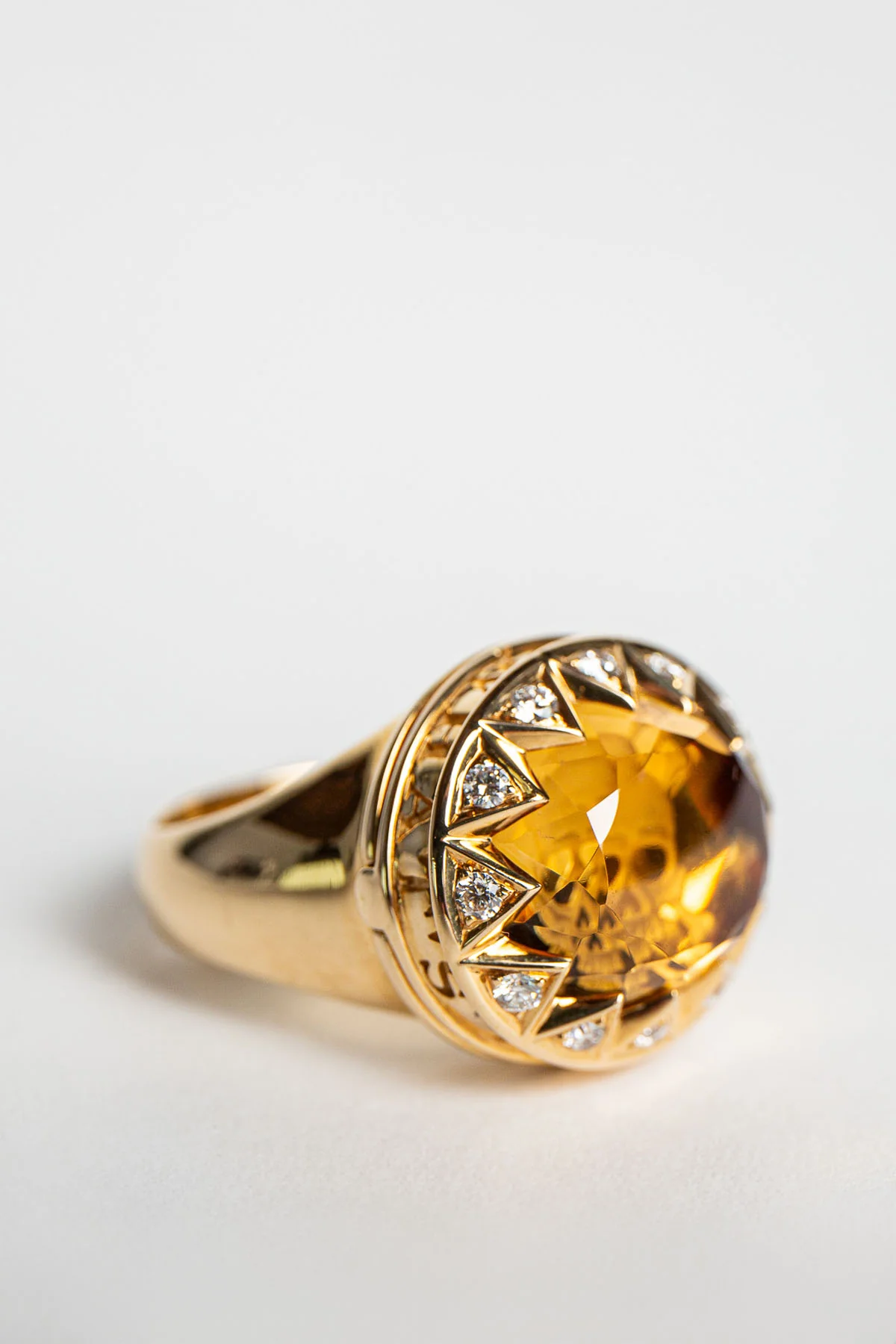 STEPHEN WEBSTER | 18K YELLOW GOLD POISON SKULL RING - Image 2