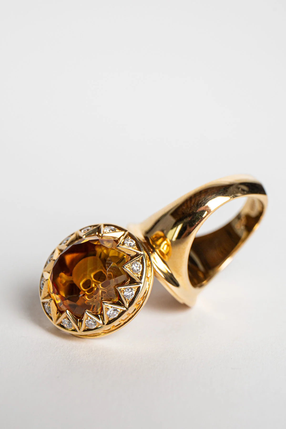 STEPHEN WEBSTER | 18K YELLOW GOLD POISON SKULL RING - Image 4