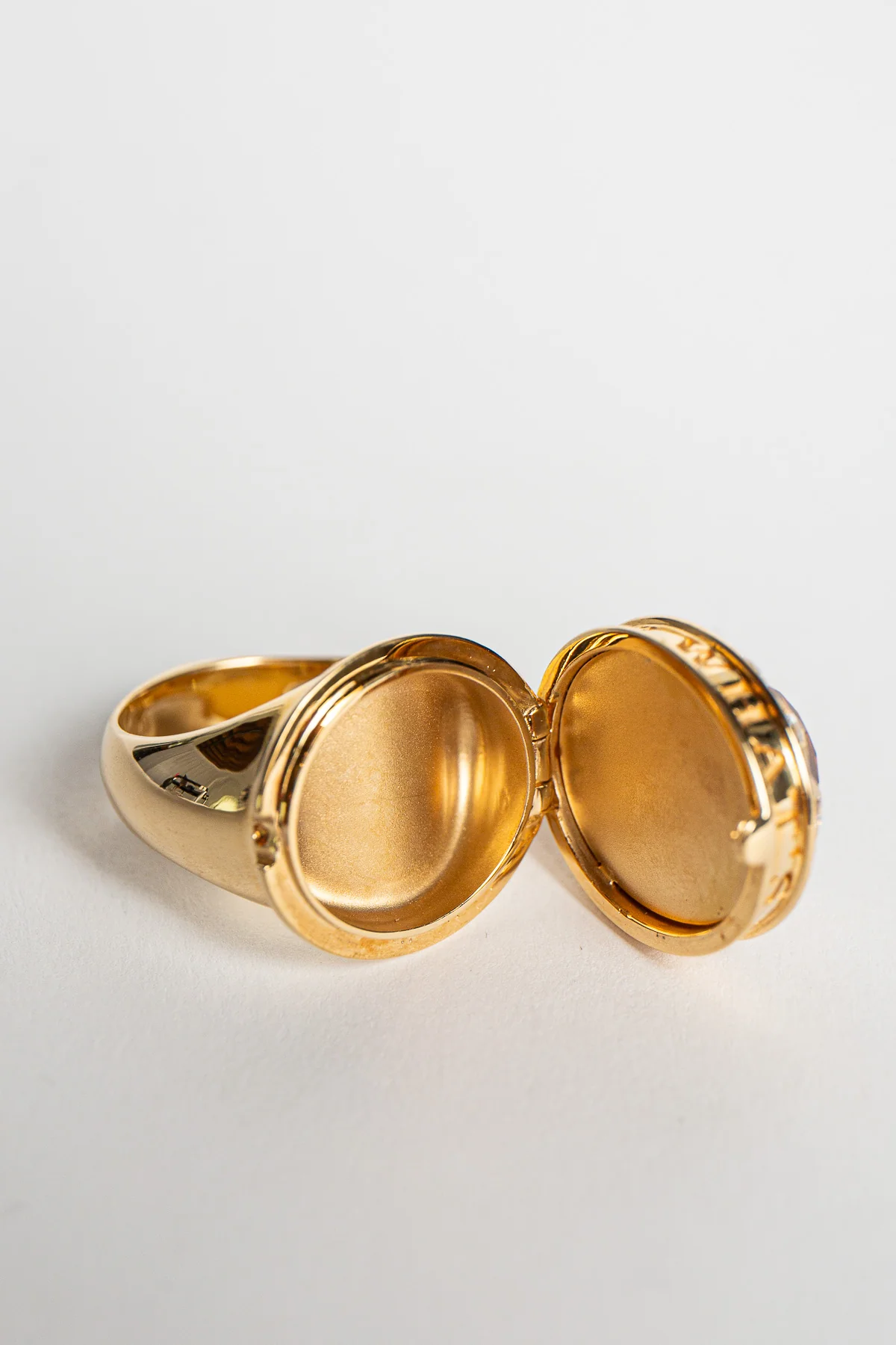 STEPHEN WEBSTER | 18K YELLOW GOLD POISON SKULL RING - Image 5