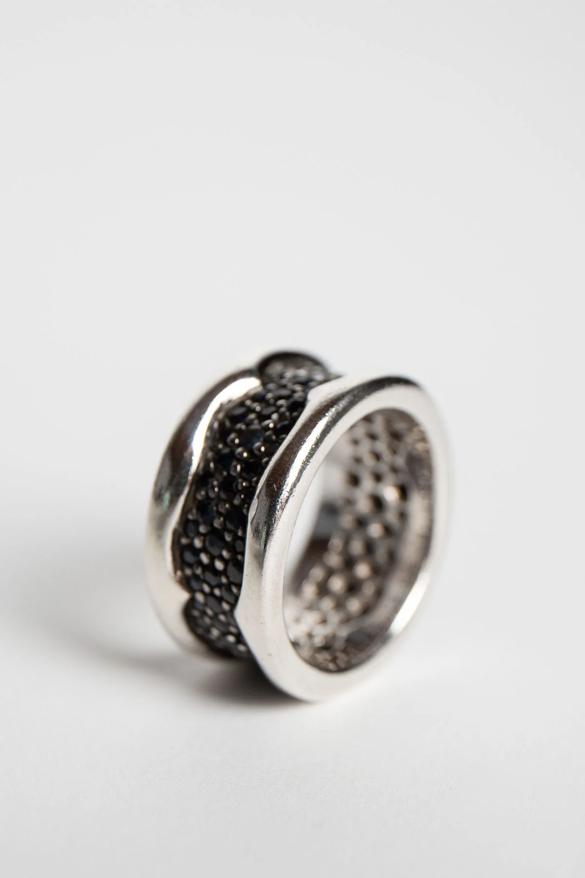 STEPHEN WEBSTER | RAYSKIN BLACK SAPPHIRE RING - Image 2
