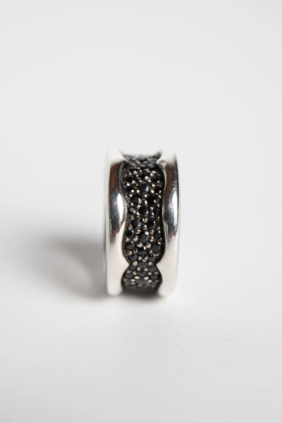 STEPHEN WEBSTER | RAYSKIN BLACK SAPPHIRE RING - Image 3
