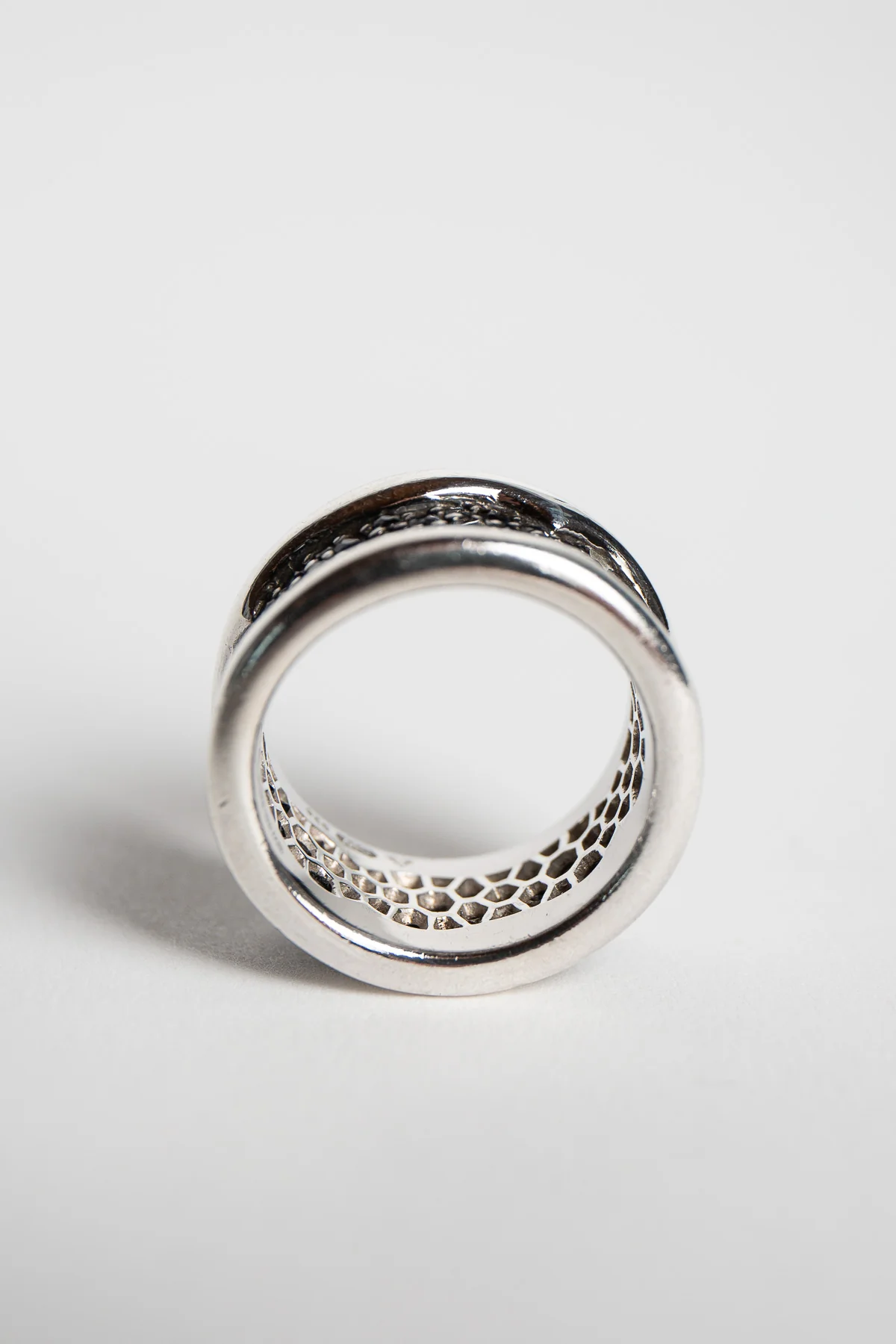 STEPHEN WEBSTER | RAYSKIN BLACK SAPPHIRE RING - Image 4