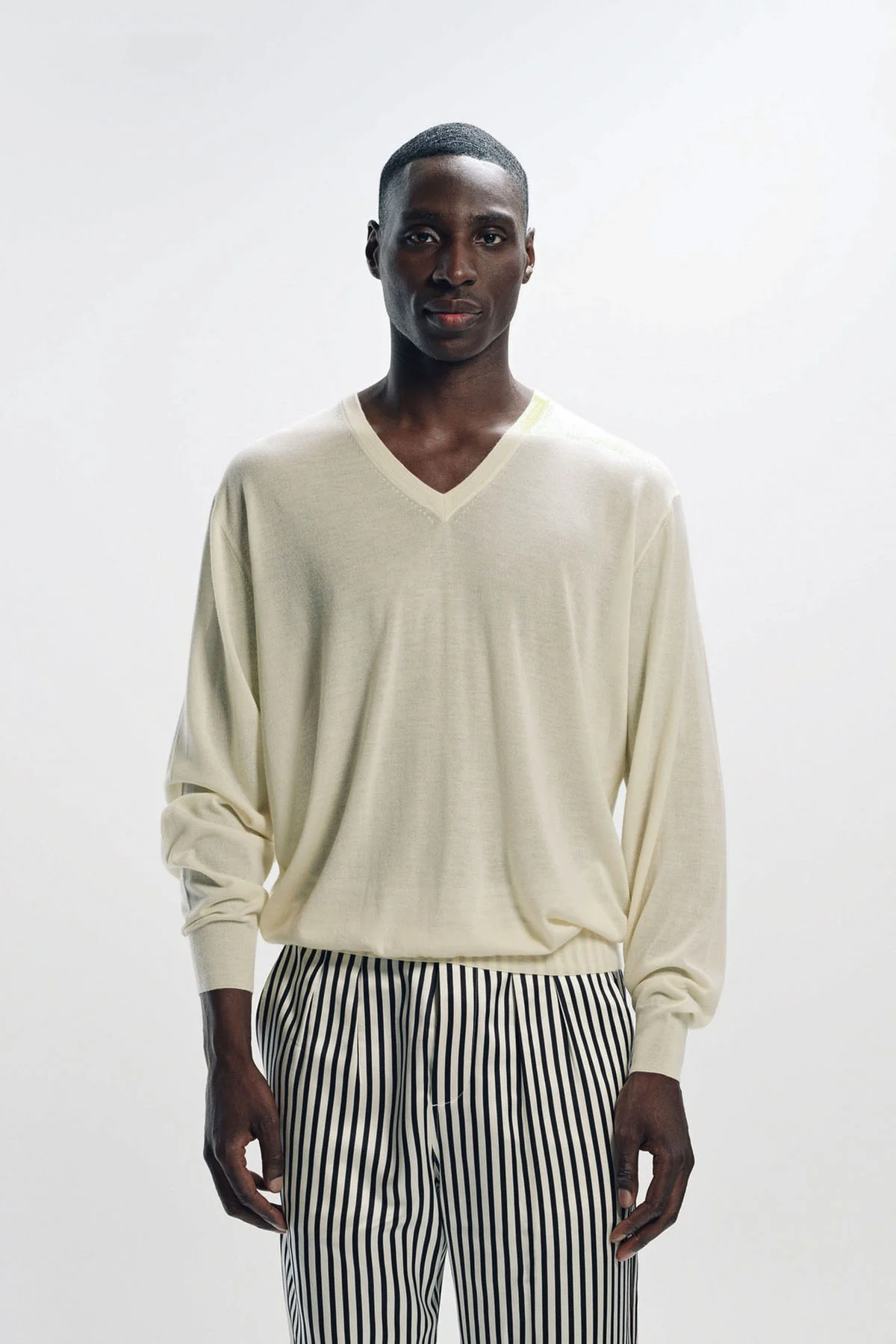 TOM FORD | CASHMERE V-NECK SWEATER - Image 2