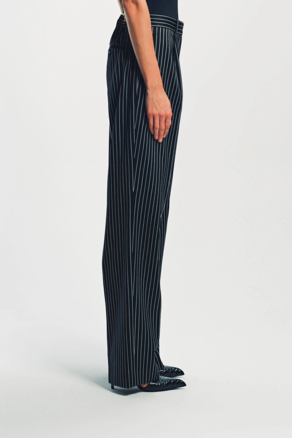TOM FORD | STRIPED WOOL COTTON BARATHEA RELAXED PLEATED STRAIGHT PANTS - Image 5