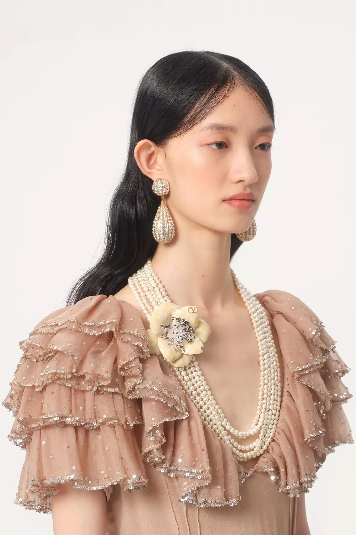 VALENTINO GARAVANI | FLEUR LUMINEUSE NECKLACE IN METAL, ENAMEL, PEARLS AND FABRIC - Image 2