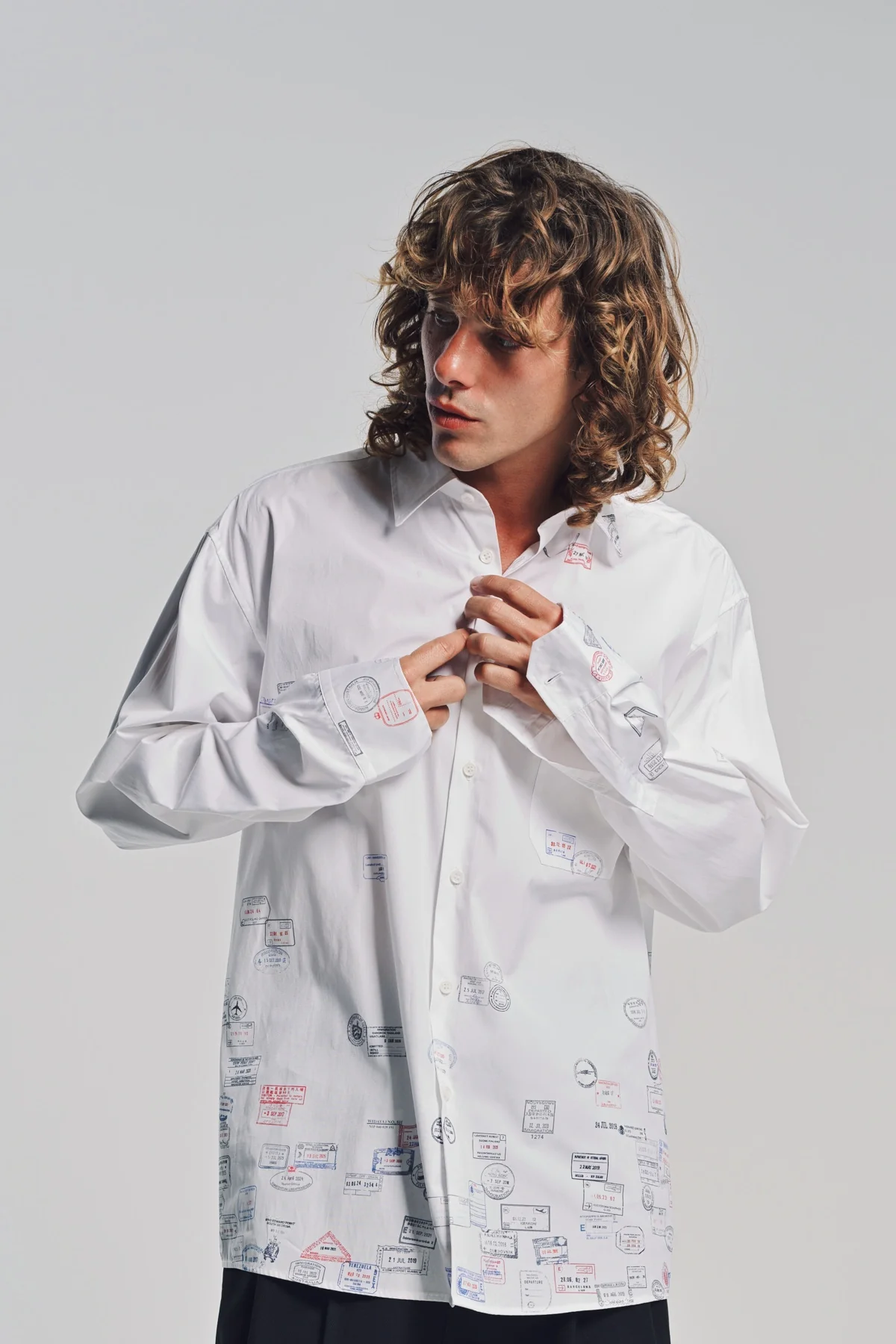 VETEMENTS | PASSPORT STAMPS LONG SLEEVE SHIRT - Image 2
