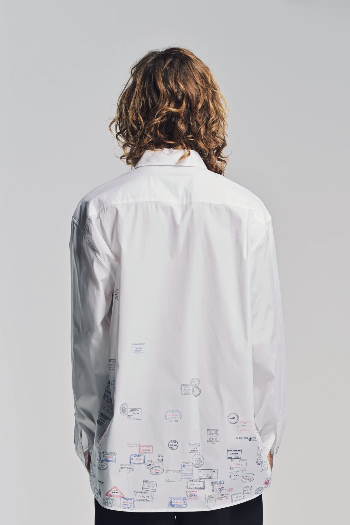 VETEMENTS | PASSPORT STAMPS LONG SLEEVE SHIRT - Image 4