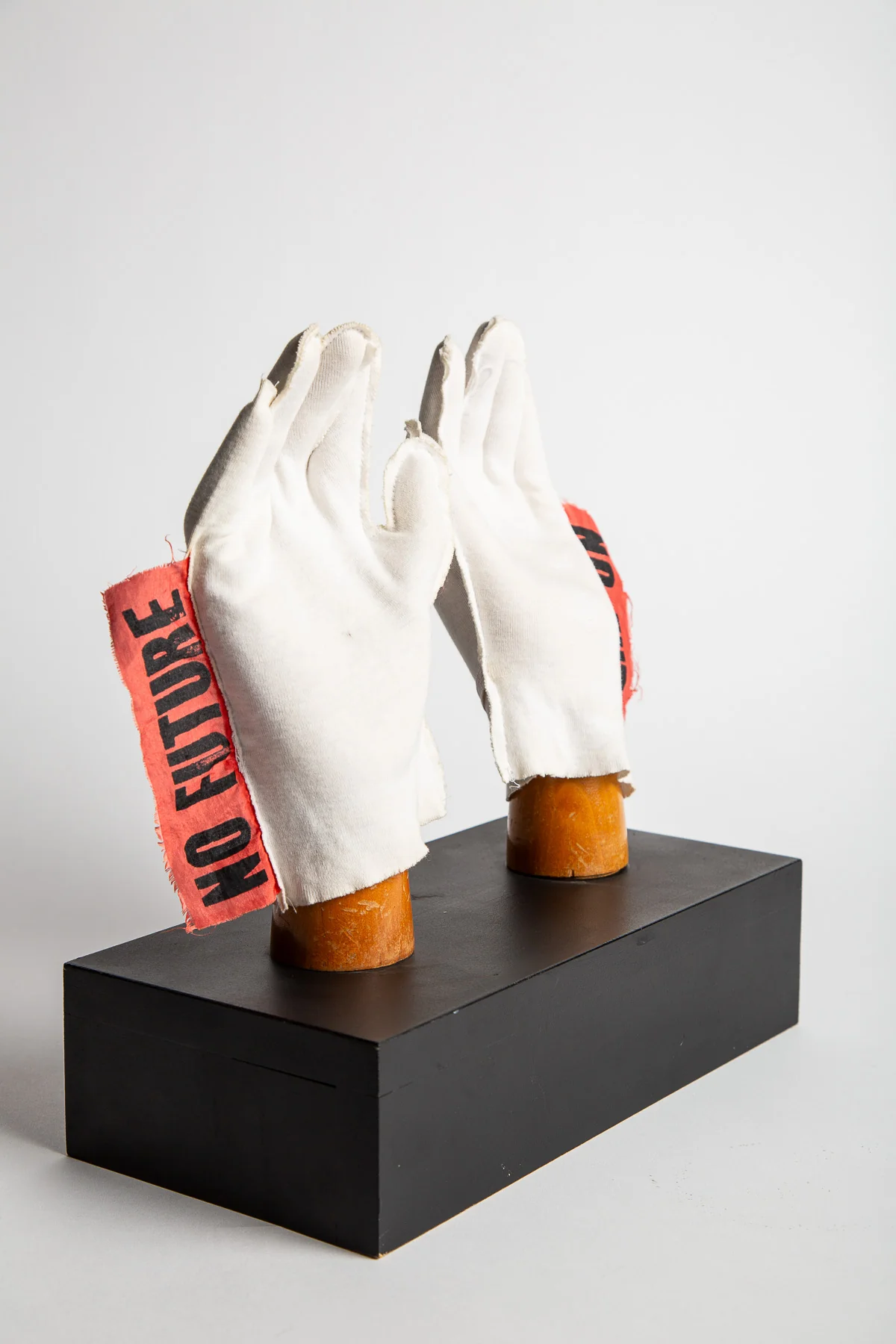 VIVIENNE WESTWOOD/MALCOLM MCLAREN | NO FUTURE GLOVES FOR JOHNNY ROTTEN - Image 2
